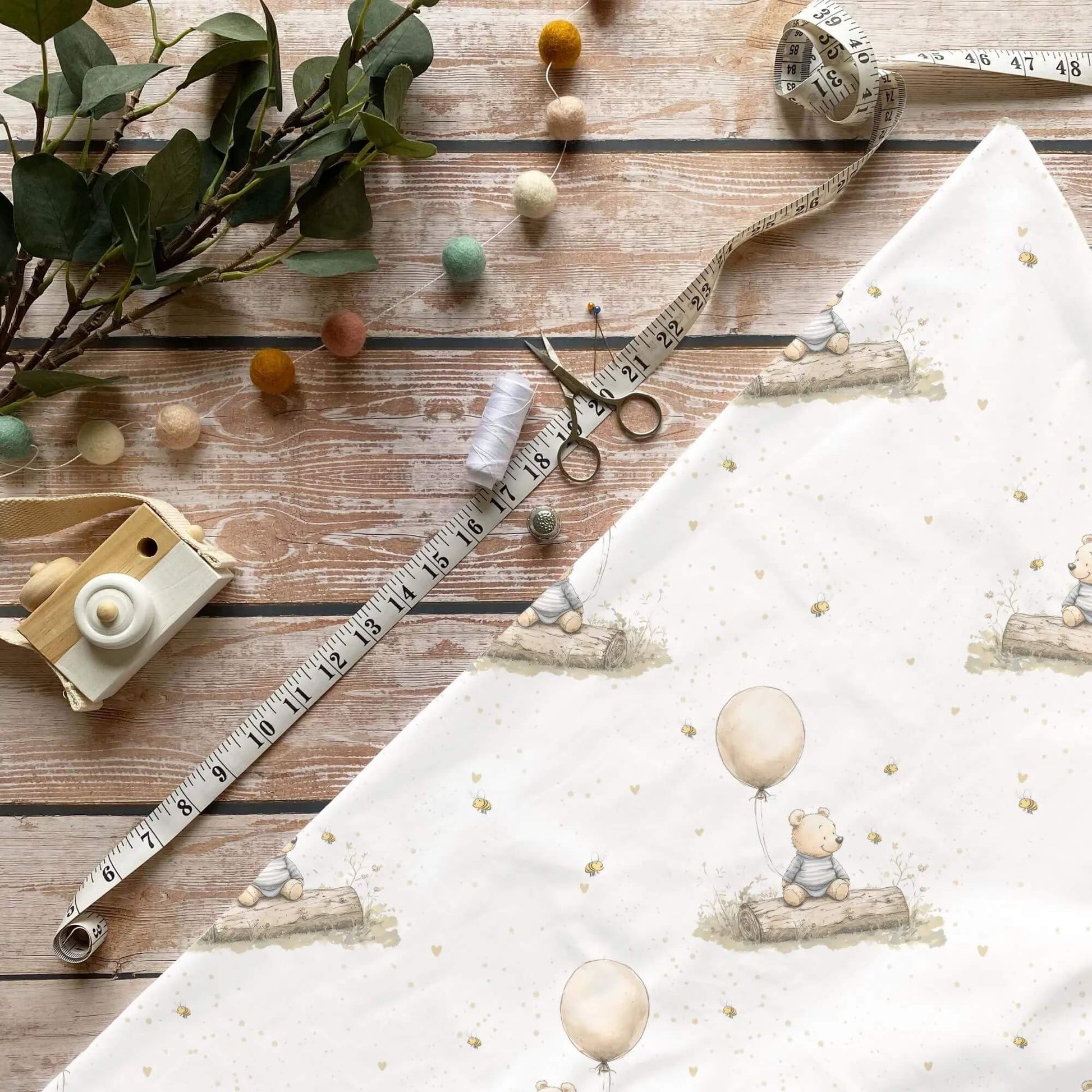 Honig Bär Jersey Stoff mit Bär und Ballon auf hellem Hintergrund