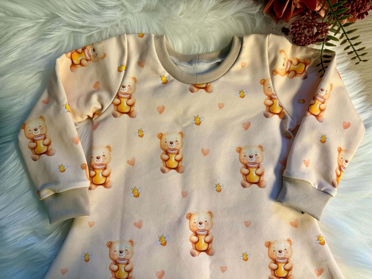 Langarmkleid mit Bären und rosa Herzen auf beigem Stoff