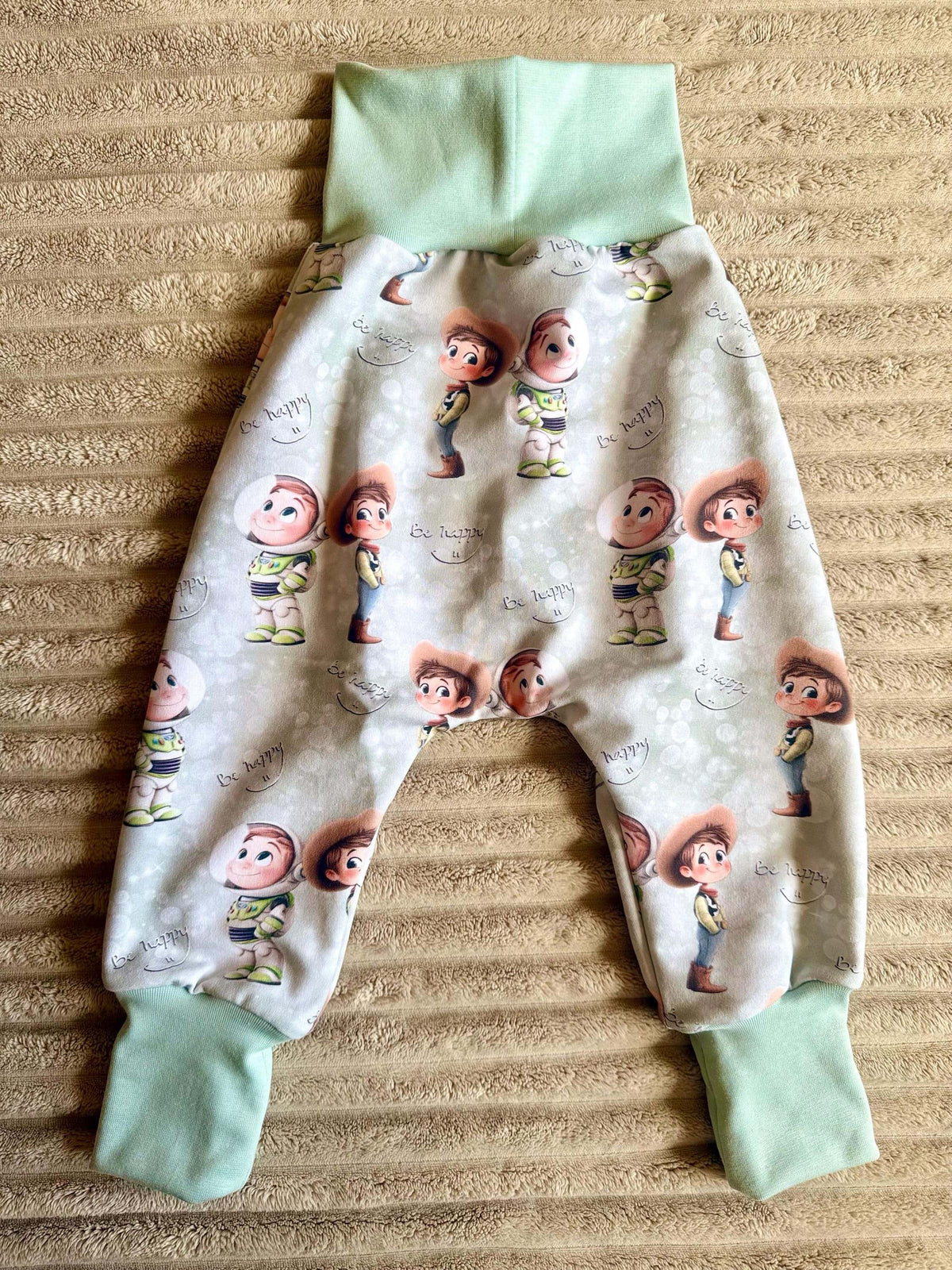 Rückansicht grüne Baby Pumphose Spielzeugfreunde mit Mitwachsbündchen