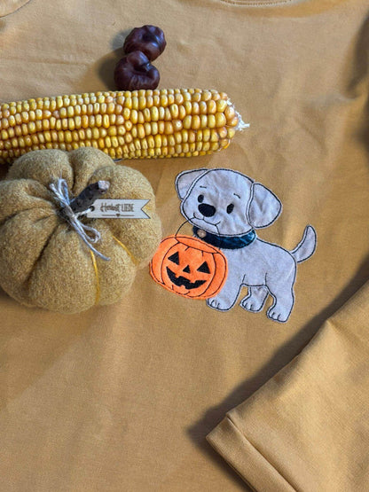 Niedlicher Hund mit Kürbis Stickmotiv – ideal für Kinderkleidung im Herbst