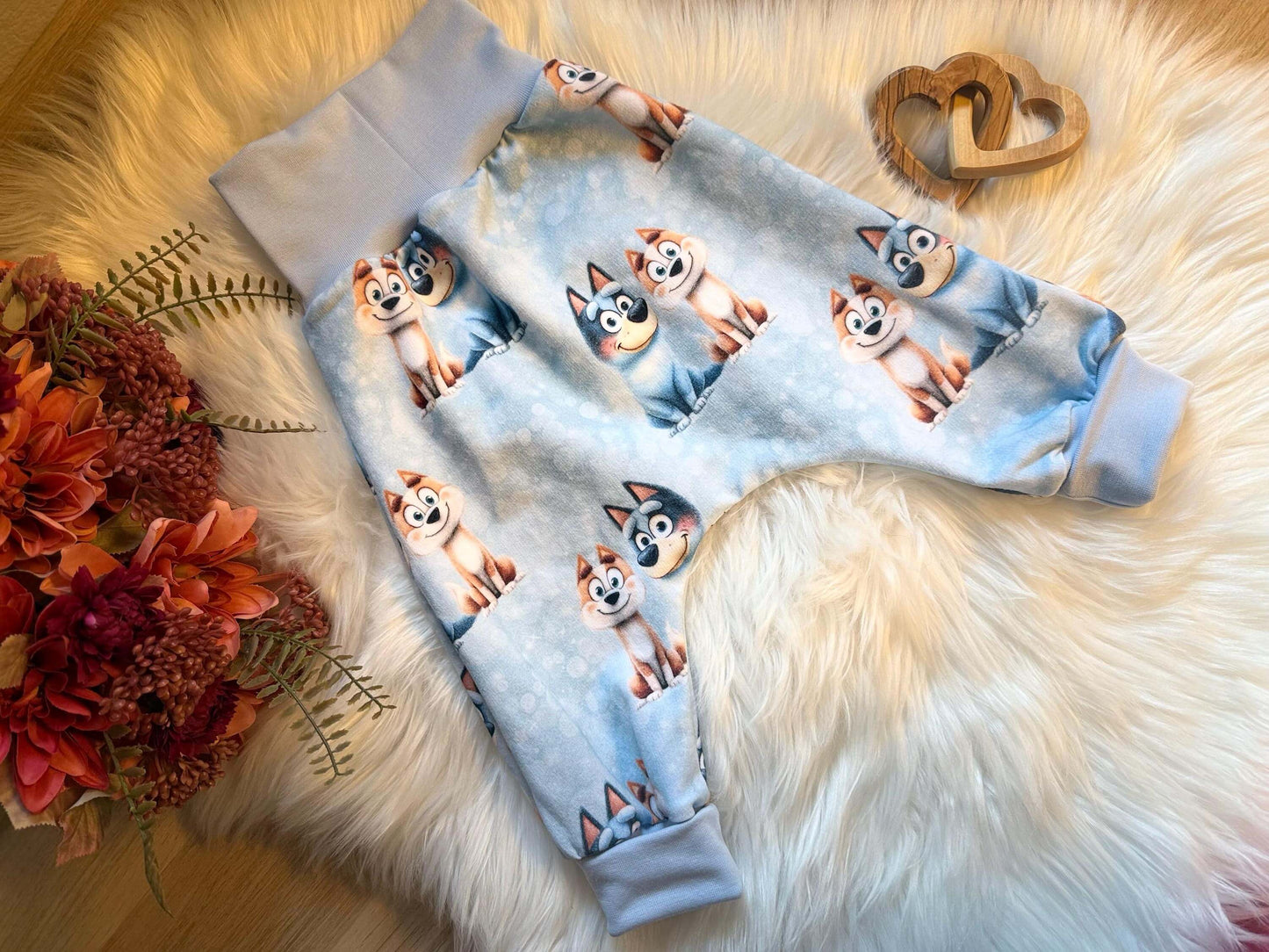 Kinderhose mit Cartoon Huskys und hellblauen Buendchen