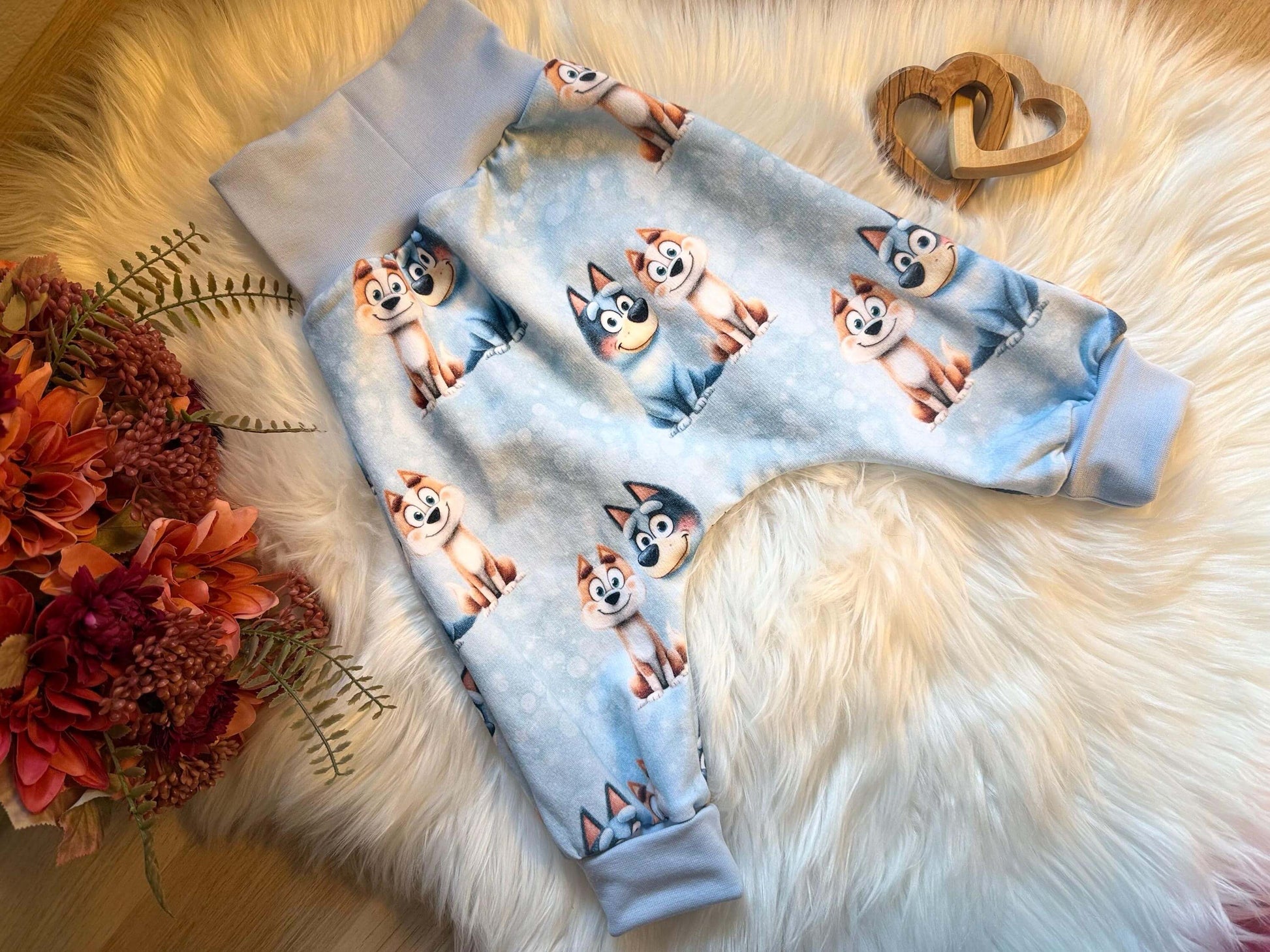 Kinderhose mit Cartoon Huskys und hellblauen Buendchen