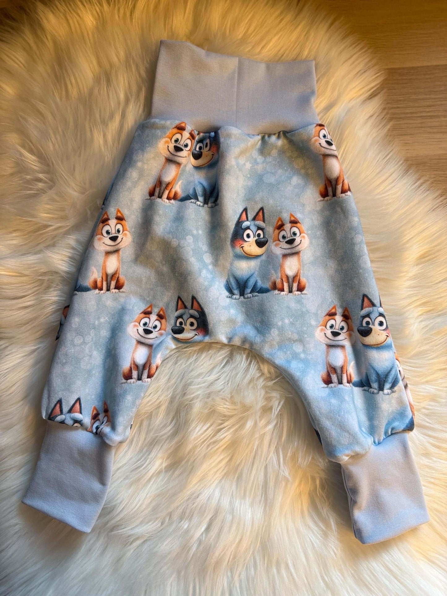 Babyhose mit Husky Print und Blumenarrangement