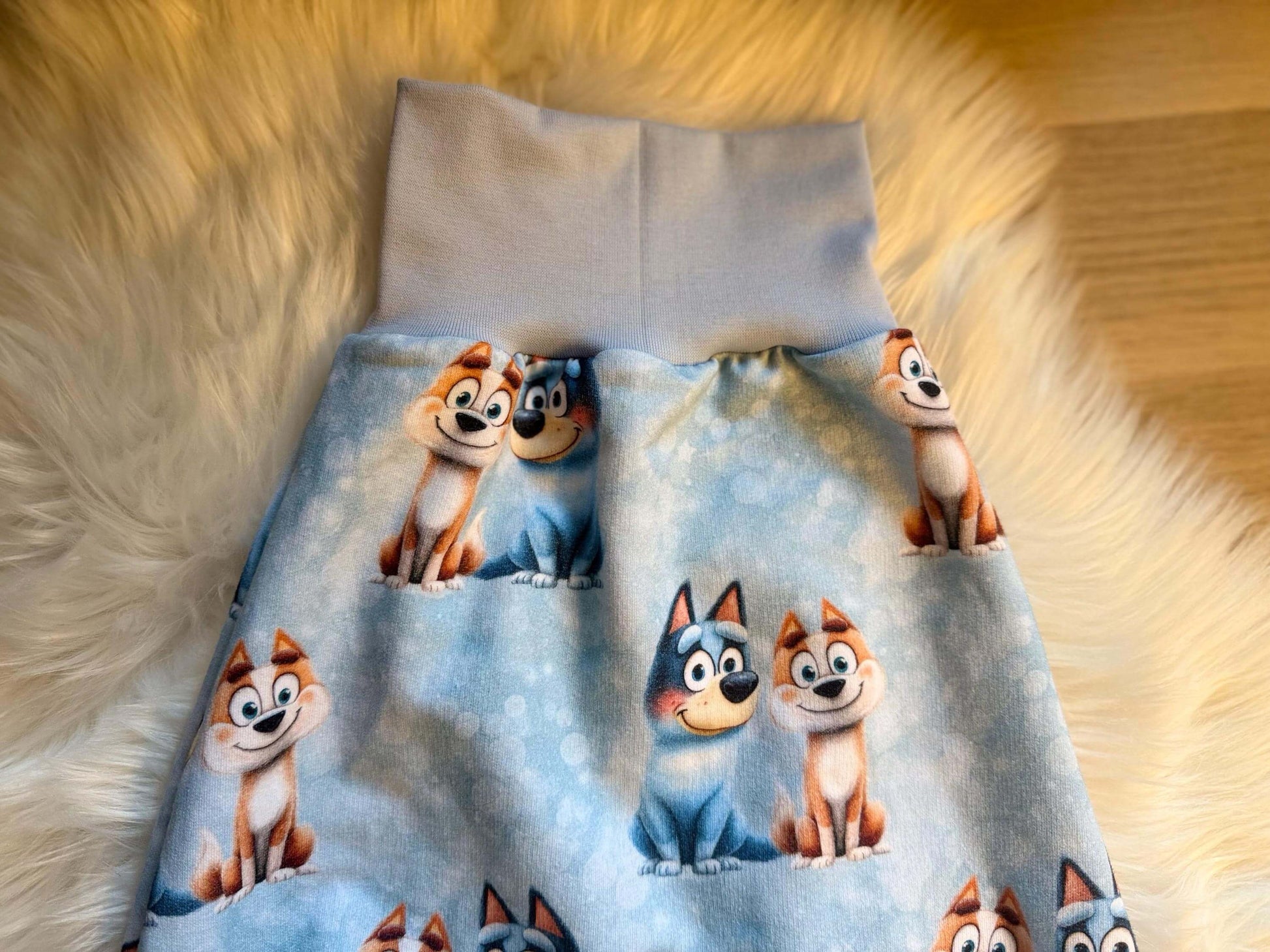 Pumphose mit Husky Figuren und Blumen Deko