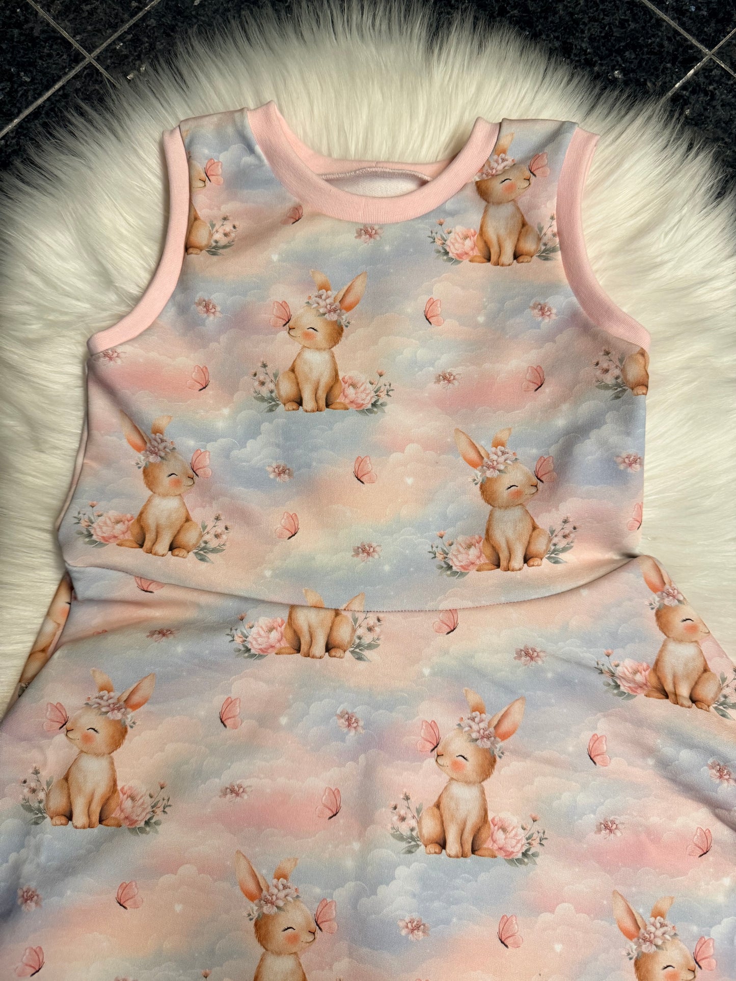 Kleid für Mädchen/ Vorbestellung/ Handmade Kleidung/ Motiv Wolkenhase
