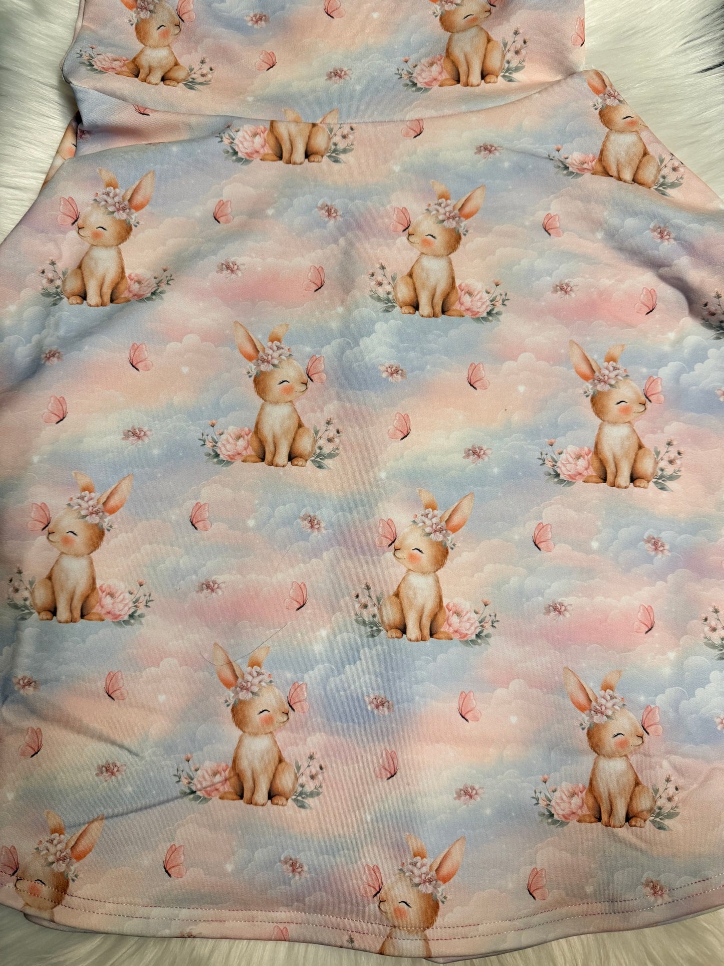 Kleid für Mädchen/ Vorbestellung/ Handmade Kleidung/ Motiv Wolkenhase