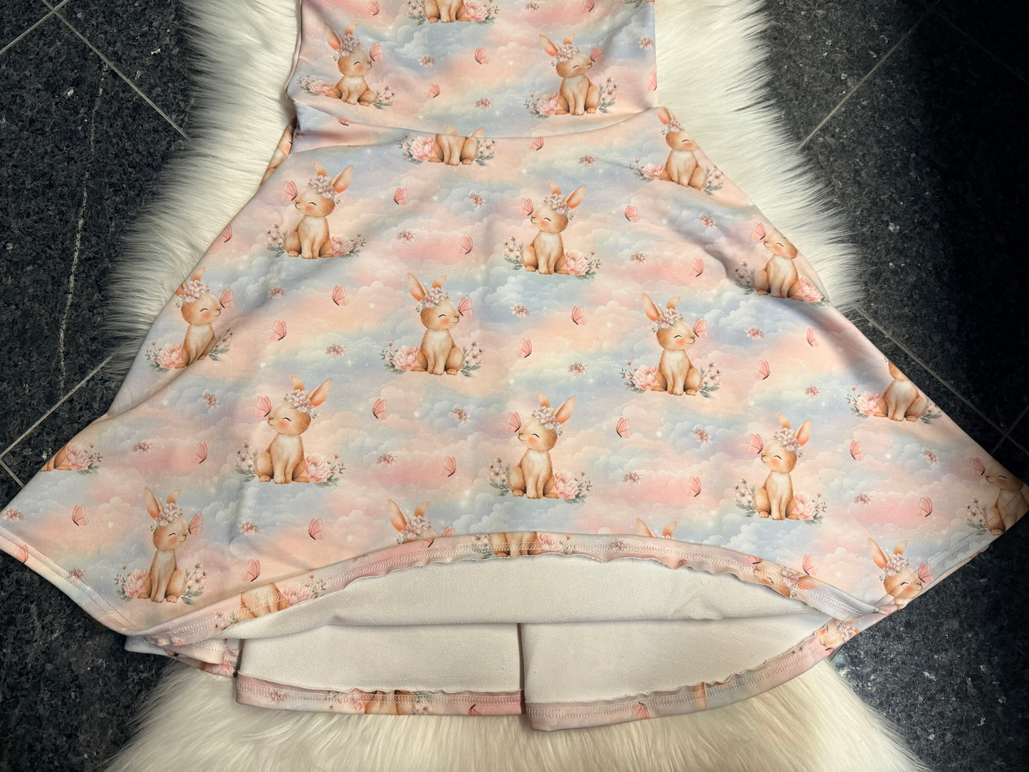 Kleid für Mädchen/ Vorbestellung/ Handmade Kleidung/ Motiv Wolkenhase