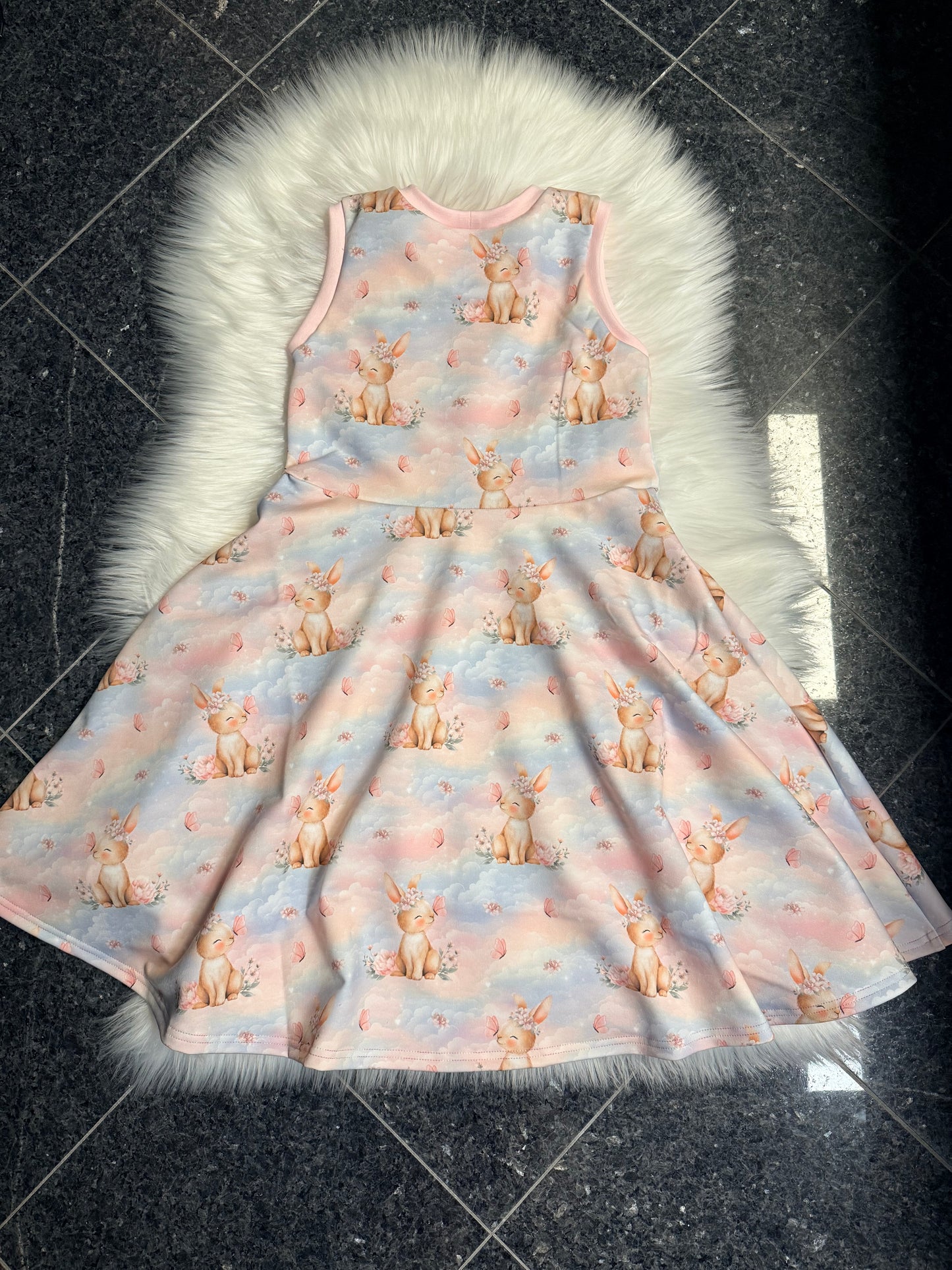 Kleid für Mädchen/ Vorbestellung/ Handmade Kleidung/ Motiv Wolkenhase
