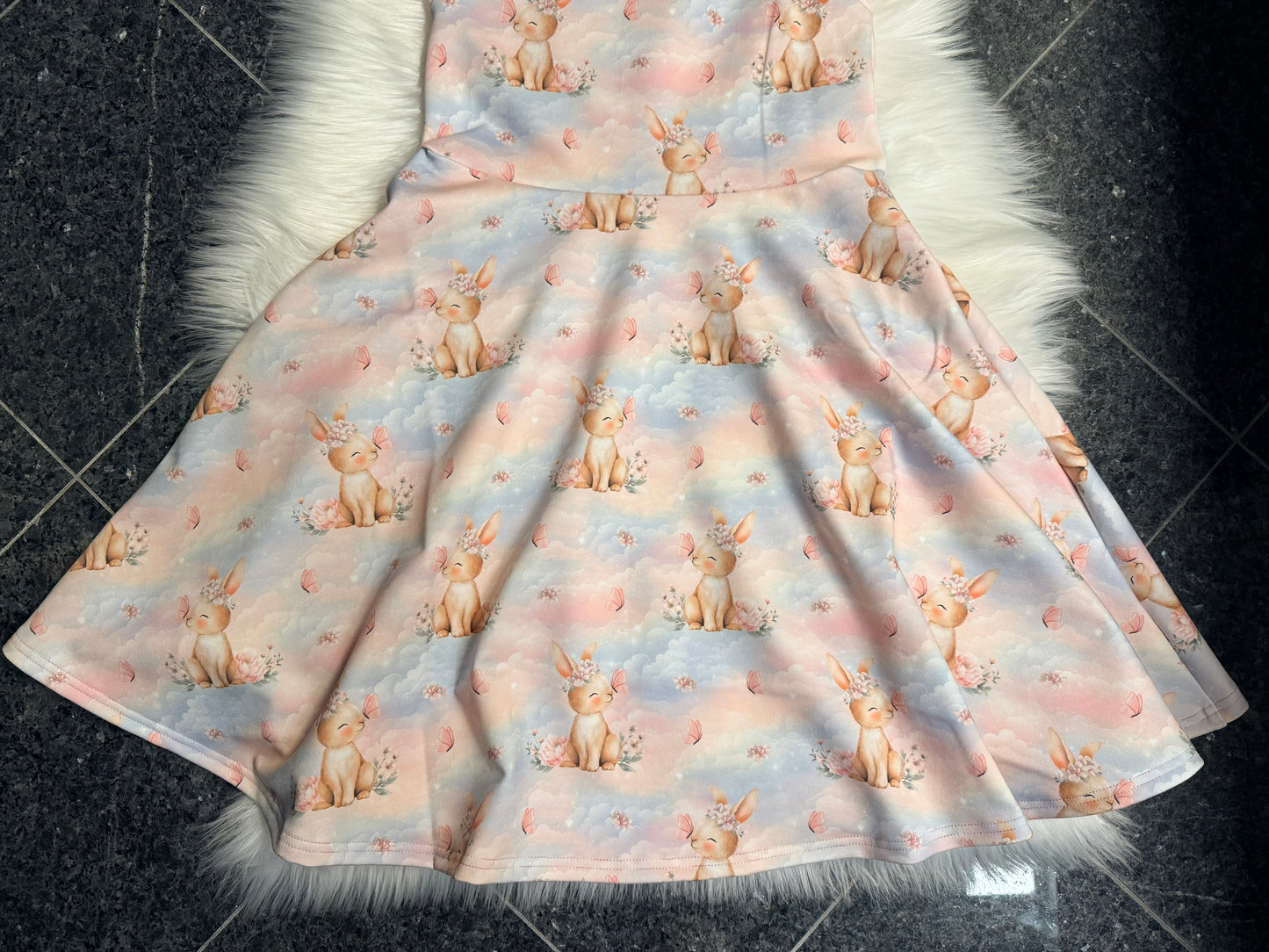 Kleid für Mädchen/ Vorbestellung/ Handmade Kleidung/ Motiv Wolkenhase