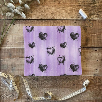French Terry Stoff Purple Rebel mit schwarzen Herzen und Glitzeroptik
