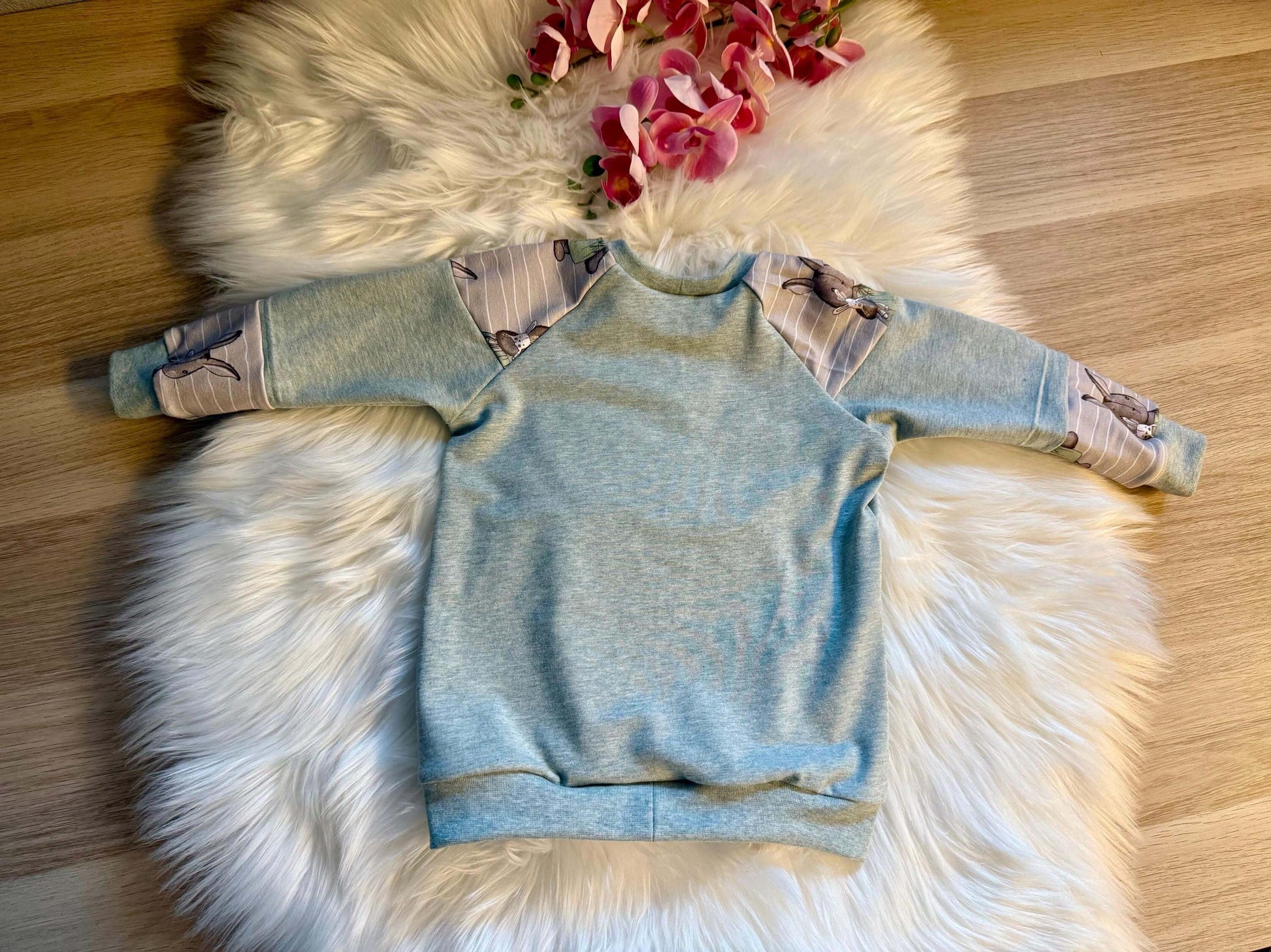 Detailaufnahme des Hasen Stickbildes auf dem Pullover

