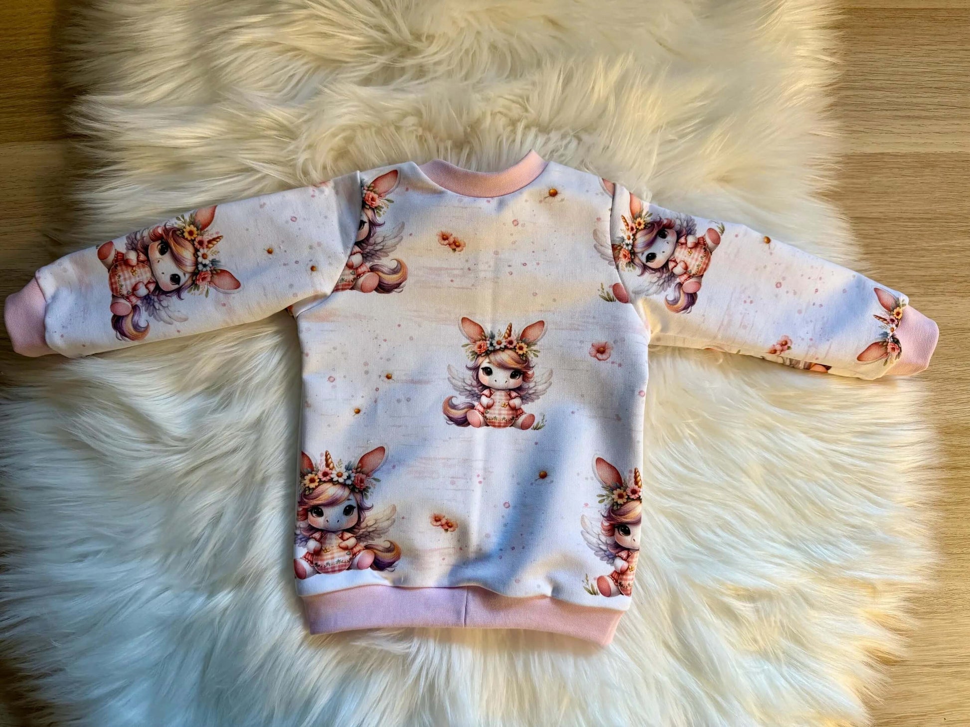 French Terry Pullover Größe 62 in Weiß, flach liegend
