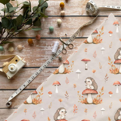 Igelzauber Stoff Meterware mit niedlichem Igel auf Fliegenpilz Herbstdesign
