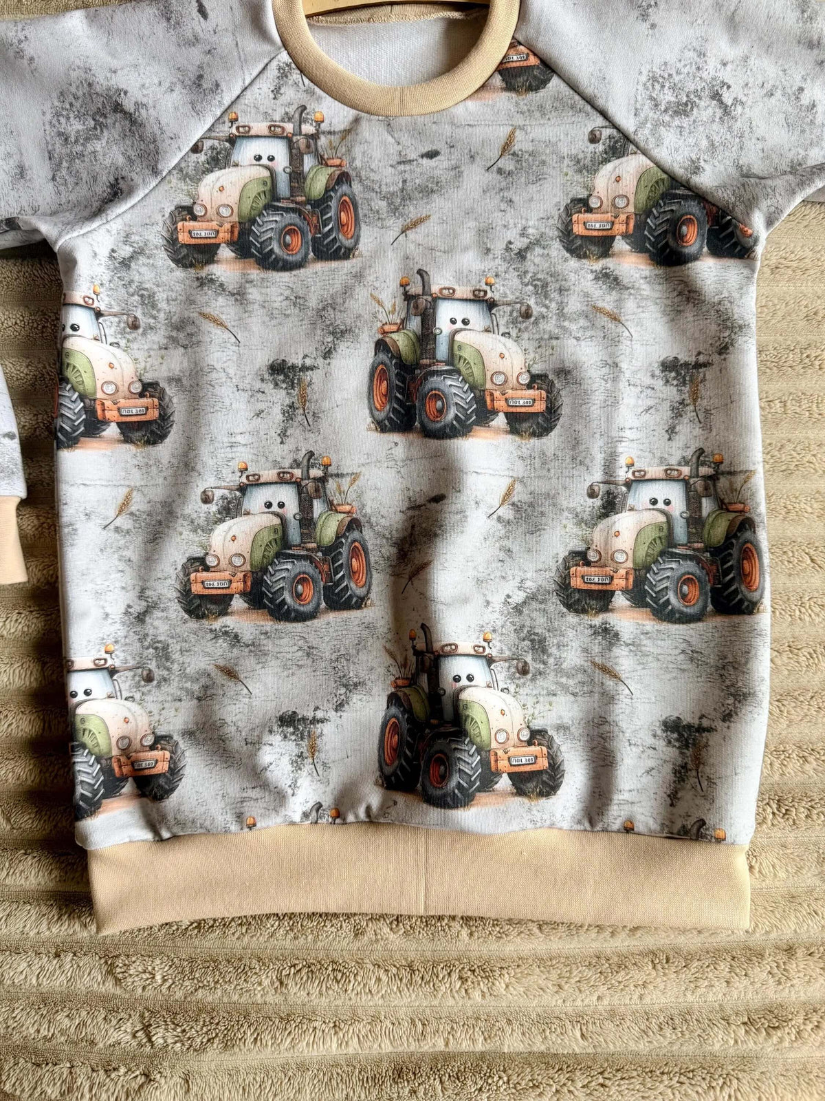 Nahaufnahme Traktor-Eigendesign mit Getreideähren auf grauem French Terry Pullover