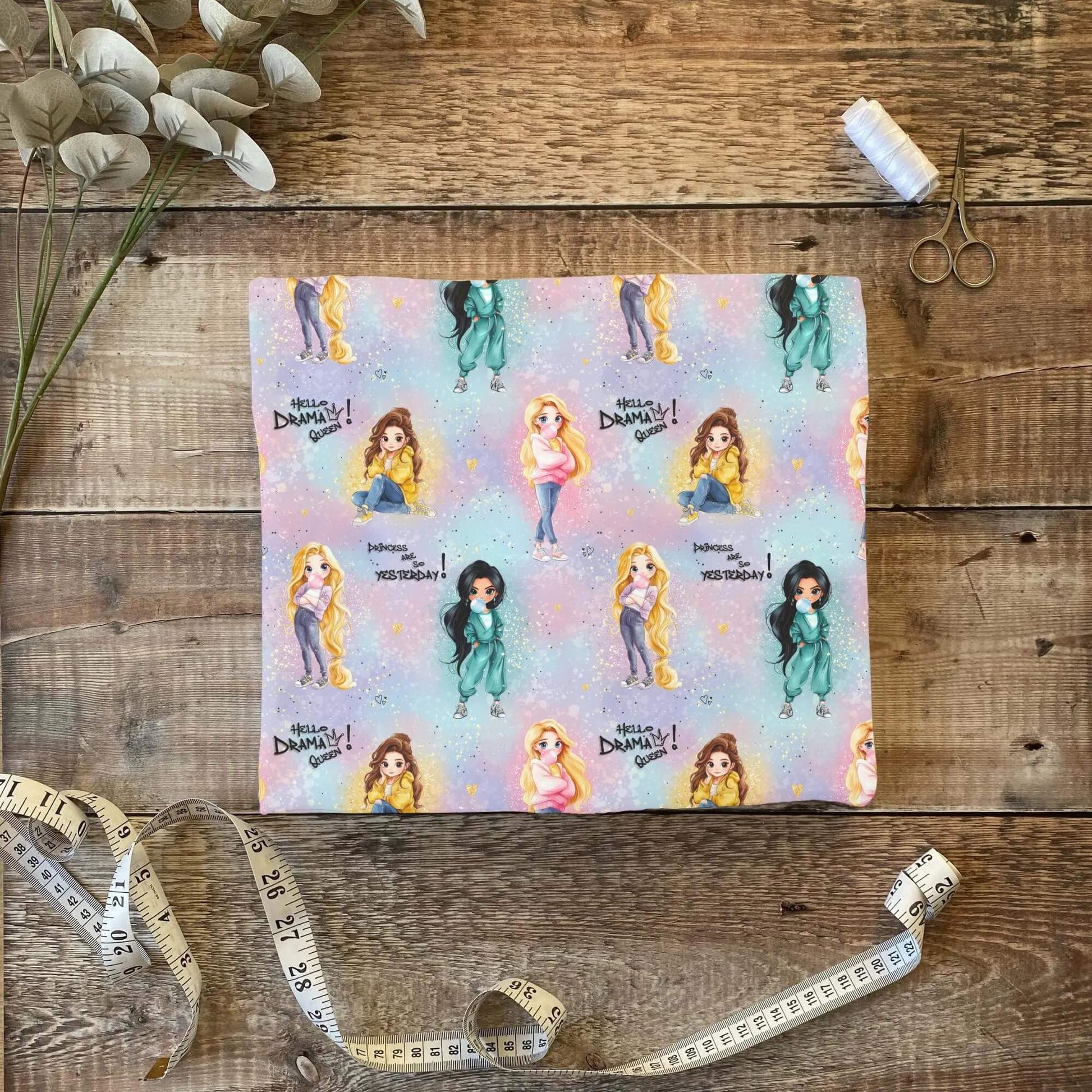 French Terry Kinderstoff mit Prinzessinnen-Illustrationen und Glitzerakzenten – OEKO-TEX zertifiziert