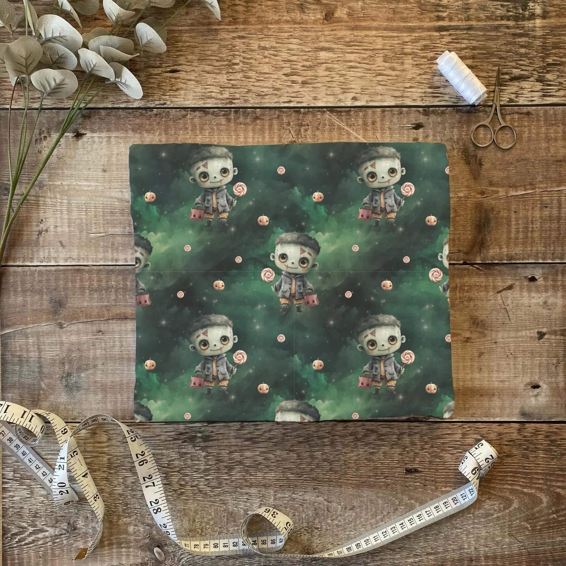 „Jersey Kinderstoff mit Monster-Motiv – OEKO-TEX zertifiziert & liebevoll illustriert“