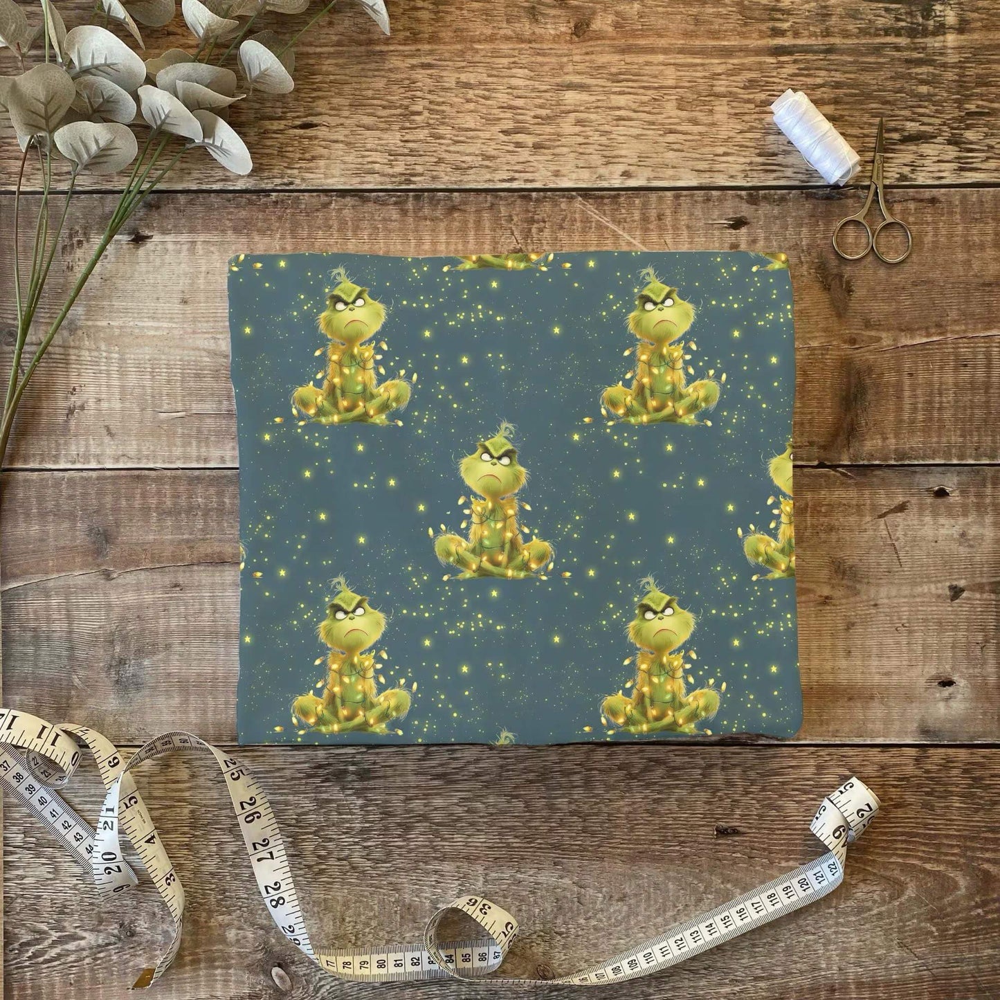 Jersey Kinderstoff mit Grinch-Motiv – OEKO-TEX zertifiziert & augenzwinkernd illustriert