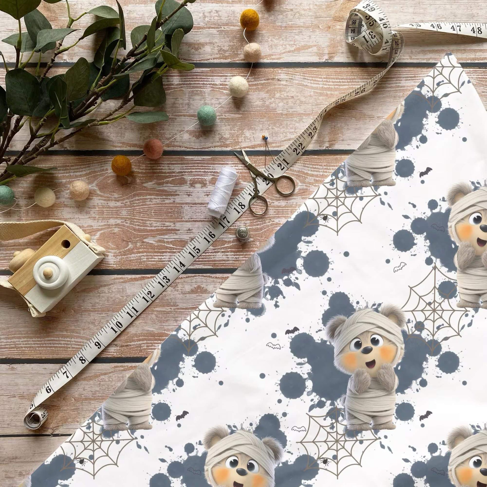 Mumien Bär Stoff Meterware – ideal für Kinderkleidung & Halloween-Accessoires