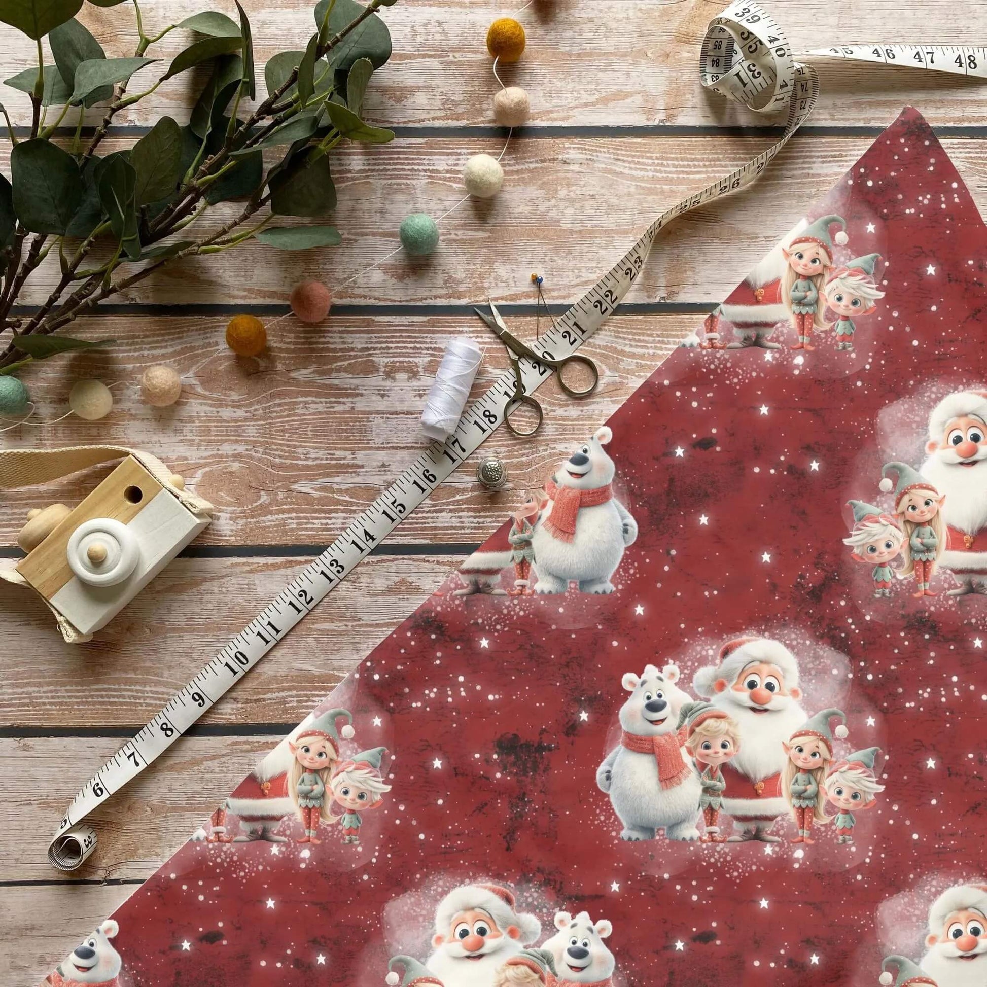 „Weihnachtstruppe Stoff Meterware mit Bär, Weihnachtsmann & Wichteln – ideal für Kinderkleidung“