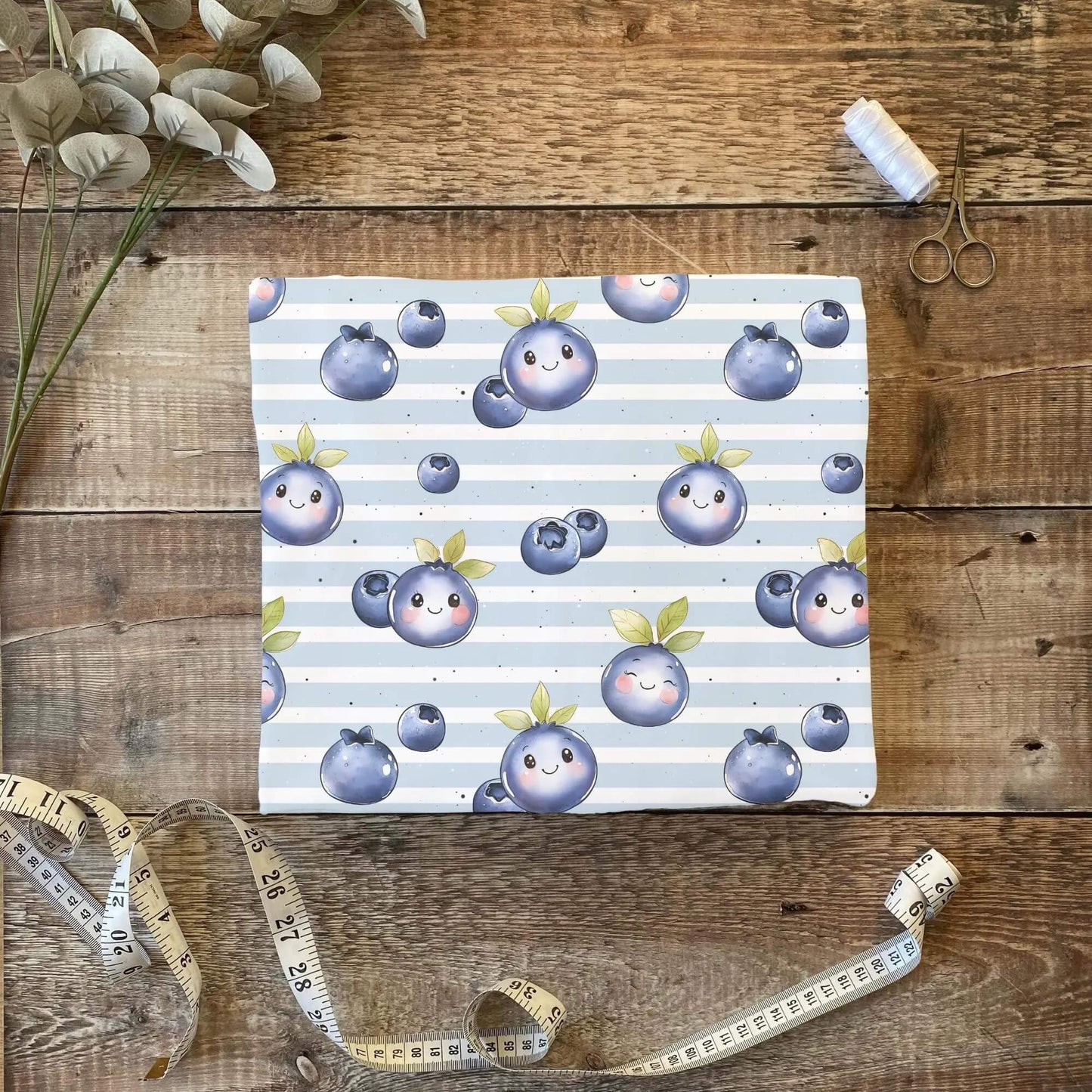 „Jersey Kinderstoff mit Blaubeermotiv – OEKO-TEX zertifiziert & weich“