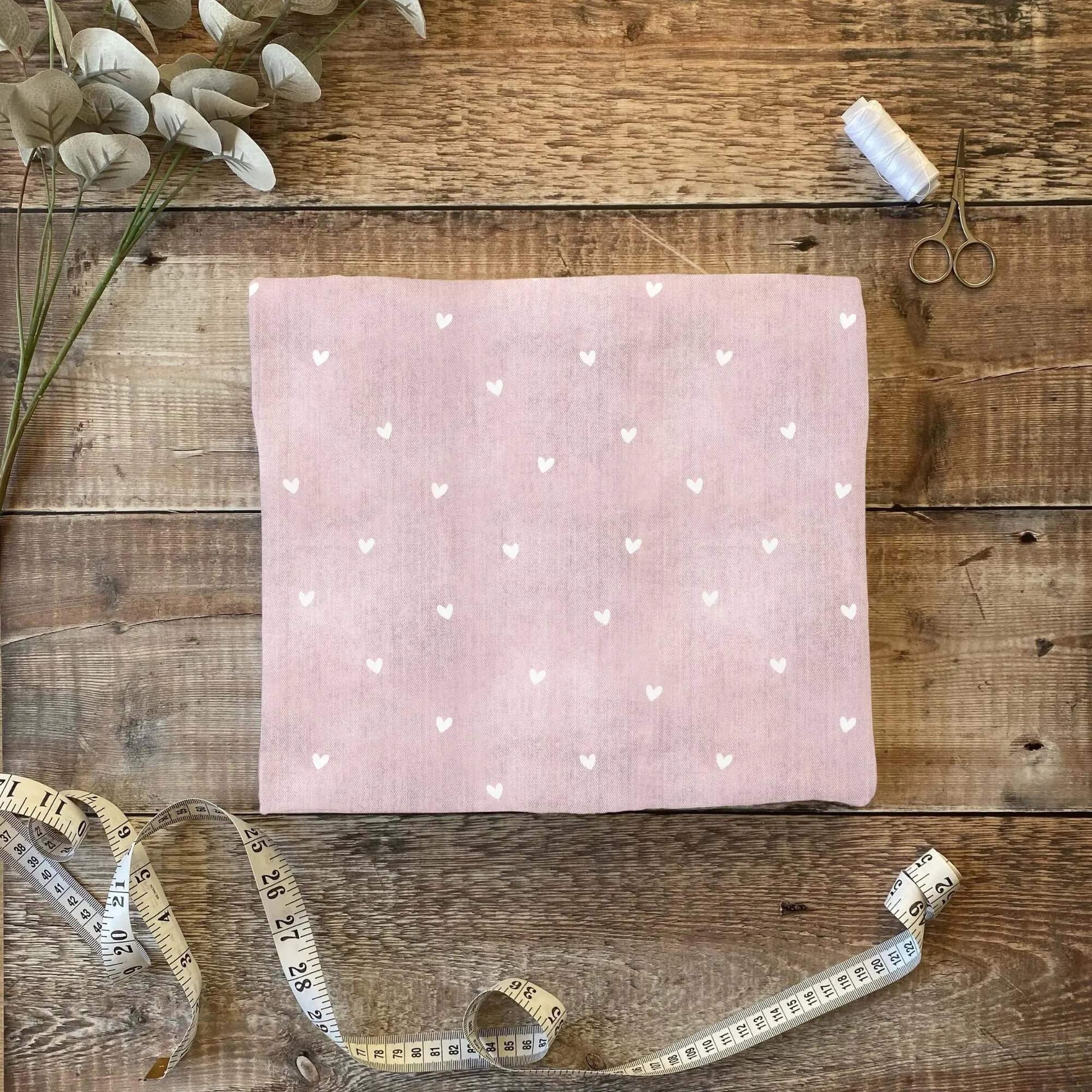 „Jersey Kinderstoff mit Herzprint – OEKO-TEX zertifiziert & weich“