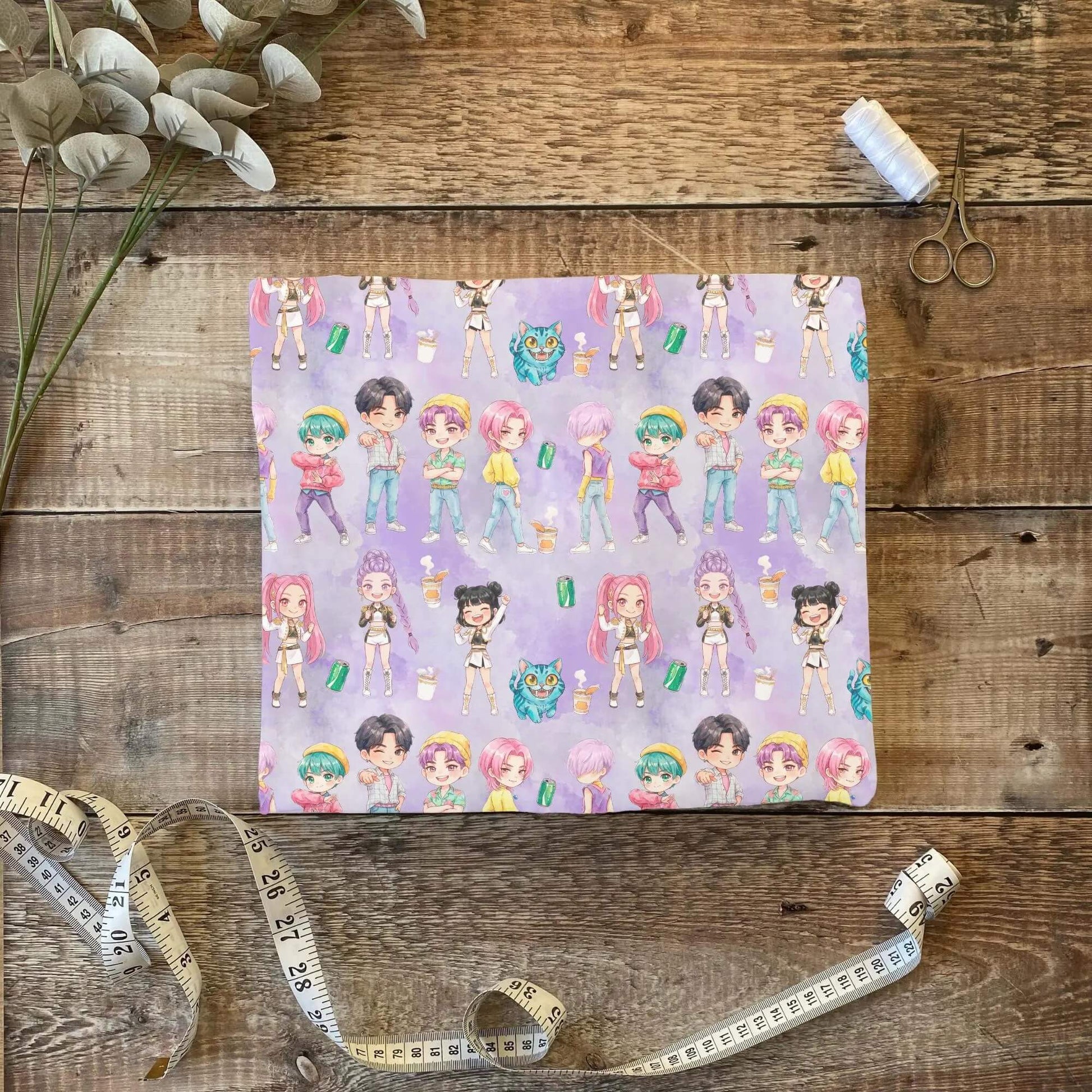 „Jersey Kinderstoff mit Popband-Motiv – OEKO-TEX zertifiziert & weich“