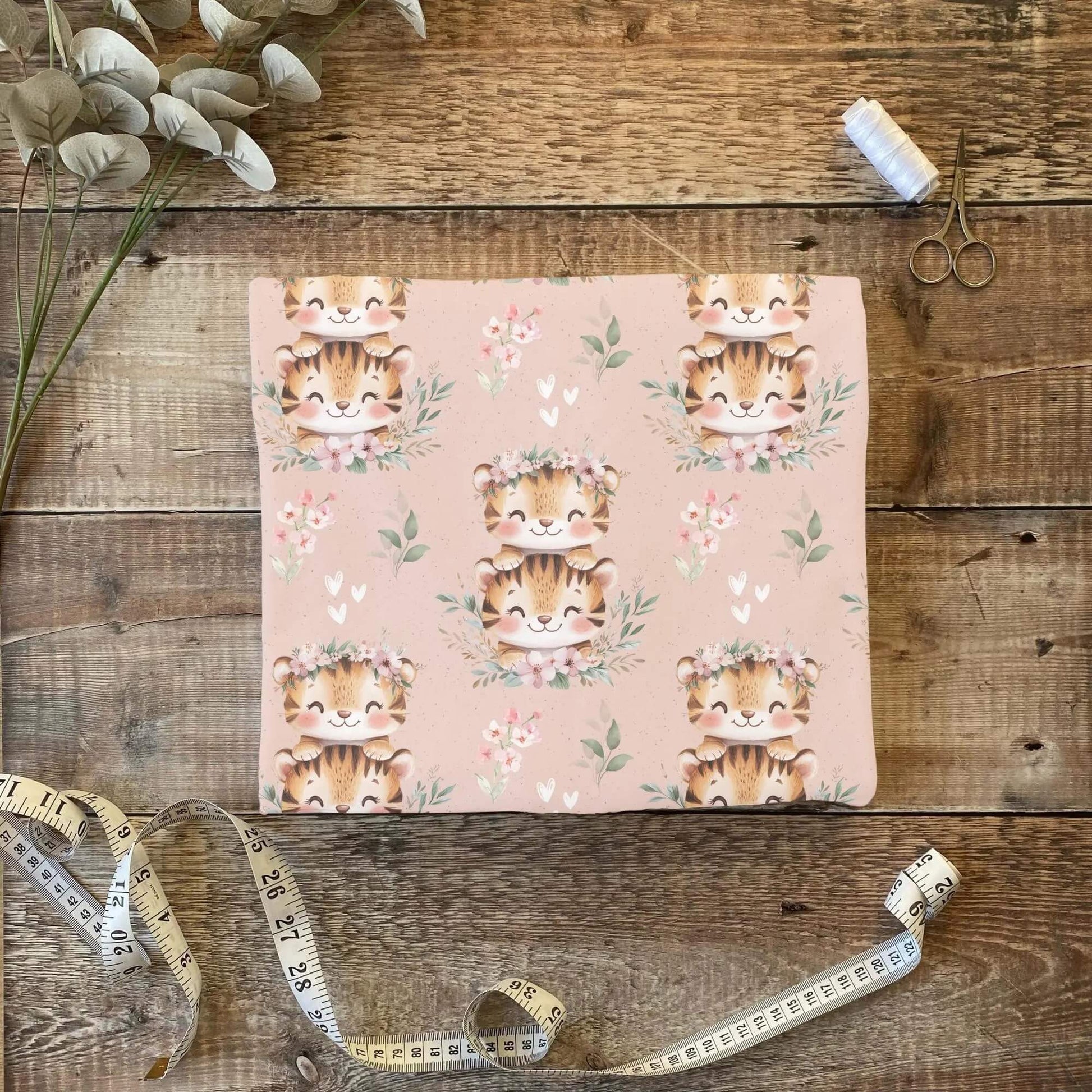 „Jersey Kinderstoff mit Tigerpaar-Motiv – OEKO-TEX zertifiziert & weich“