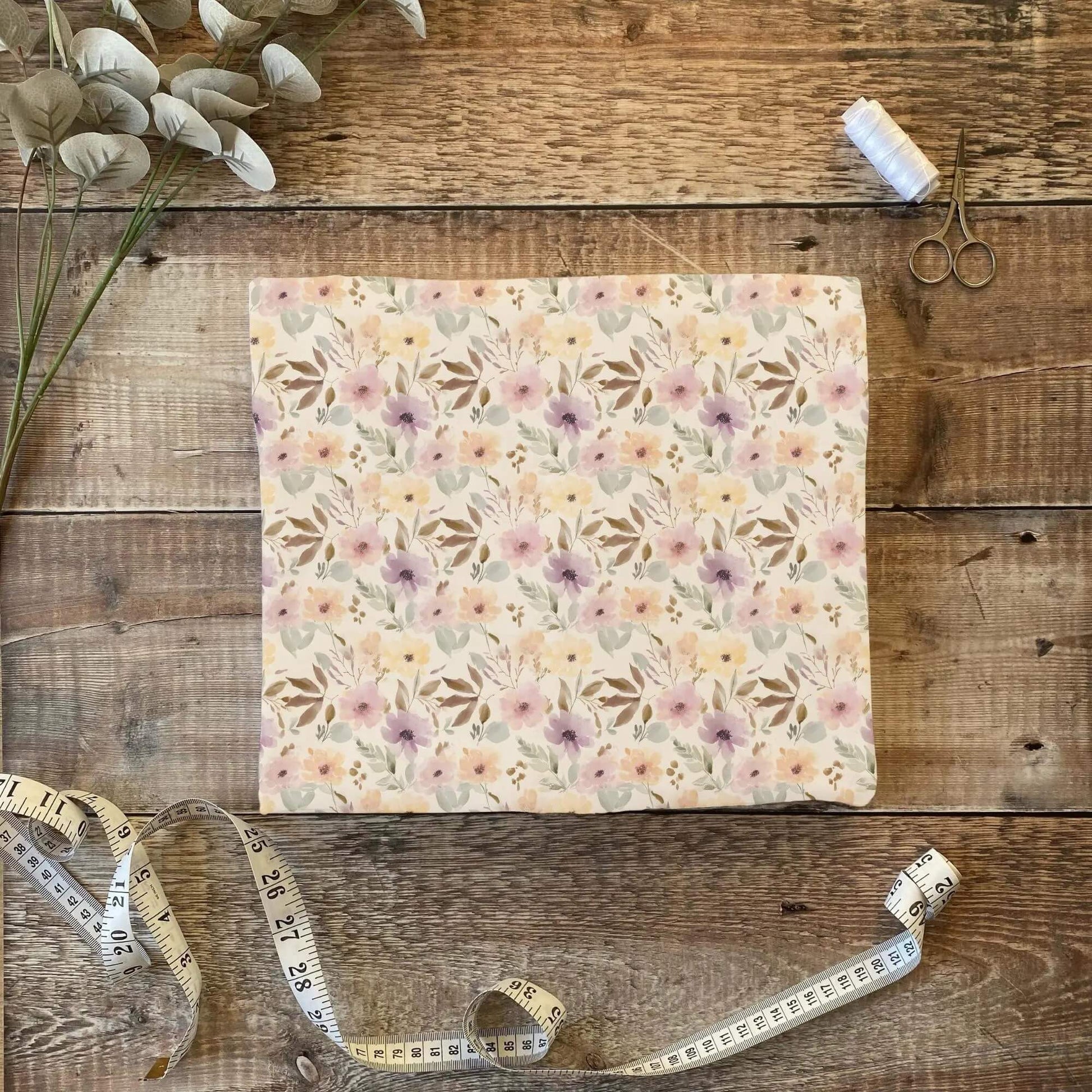 „Jersey Kinderstoff mit floralen Motiven – OEKO-TEX zertifiziert & liebevoll illustriert“