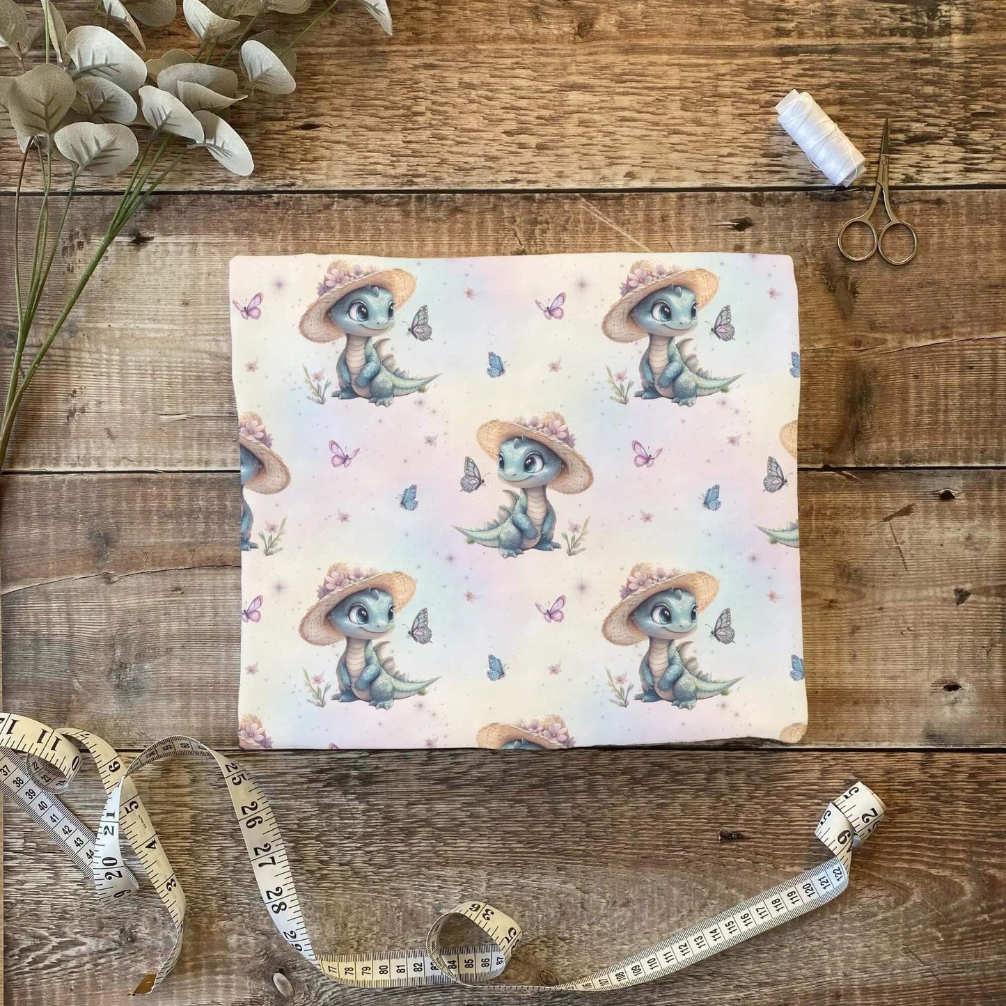 „Jersey Kinderstoff mit Sommerdino – OEKO-TEX zertifiziert & liebevoll illustriert“