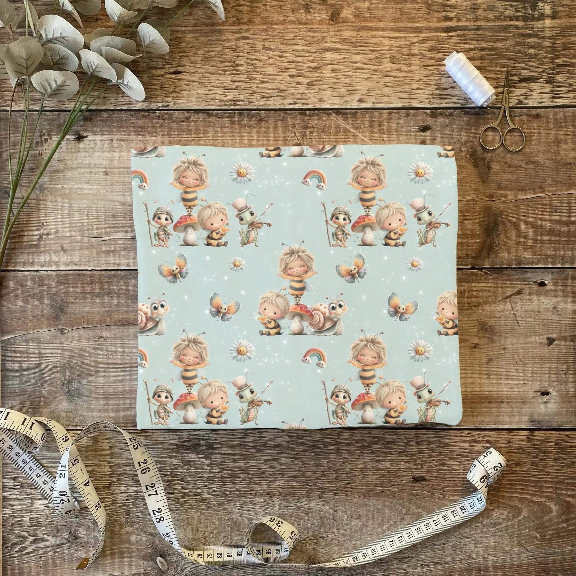 „Jersey Kinderstoff mit Bienenmotiv – OEKO-TEX zertifiziert & liebevoll illustriert“