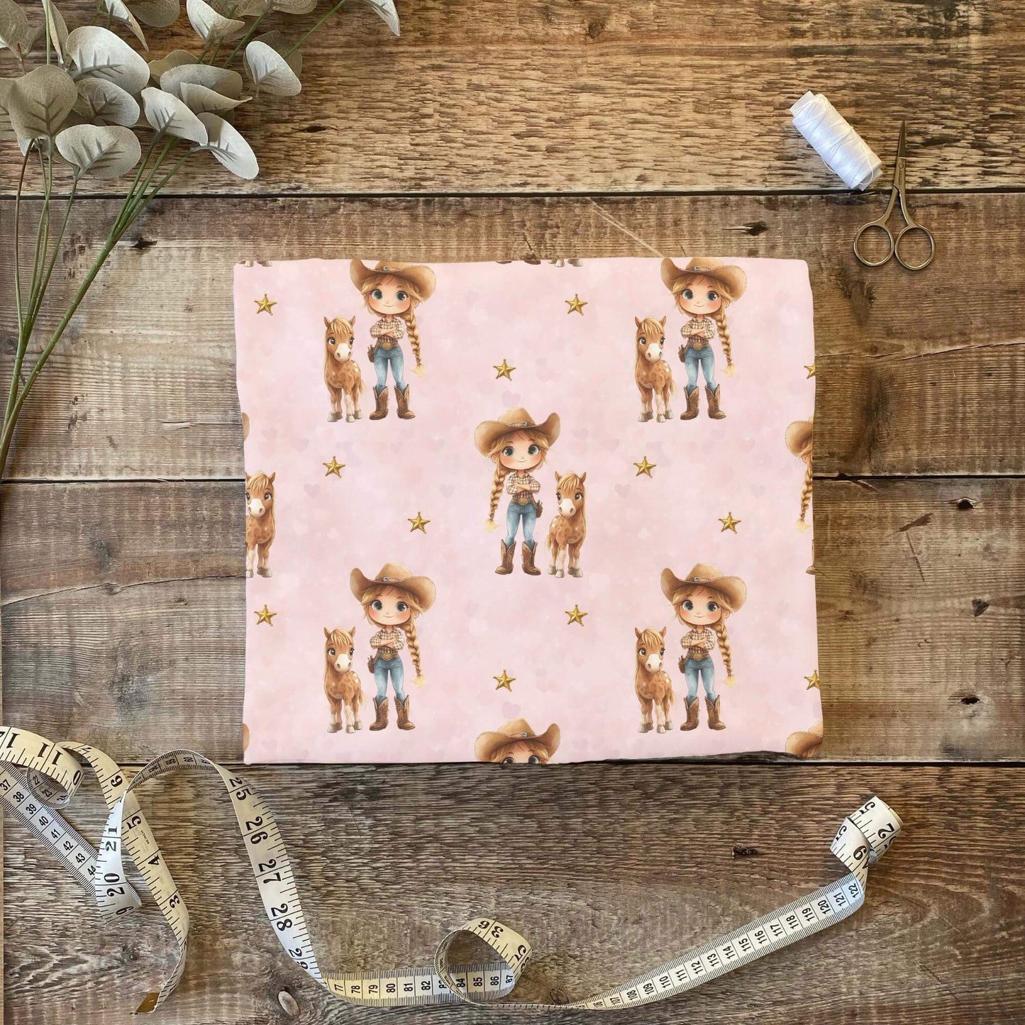 „Jersey Kinderstoff mit Cowgirlmotiv – OEKO-TEX zertifiziert & liebevoll illustriert“