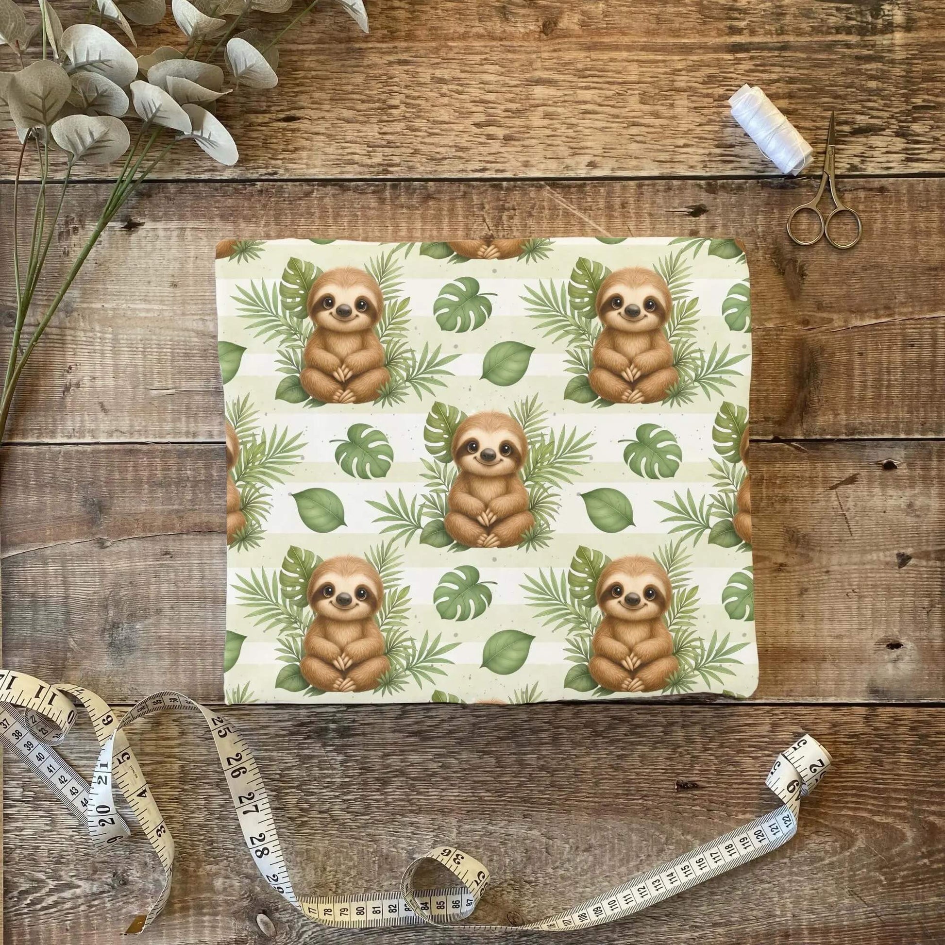 „Jersey Kinderstoff mit Faultiermotiv – OEKO-TEX zertifiziert & liebevoll illustriert“