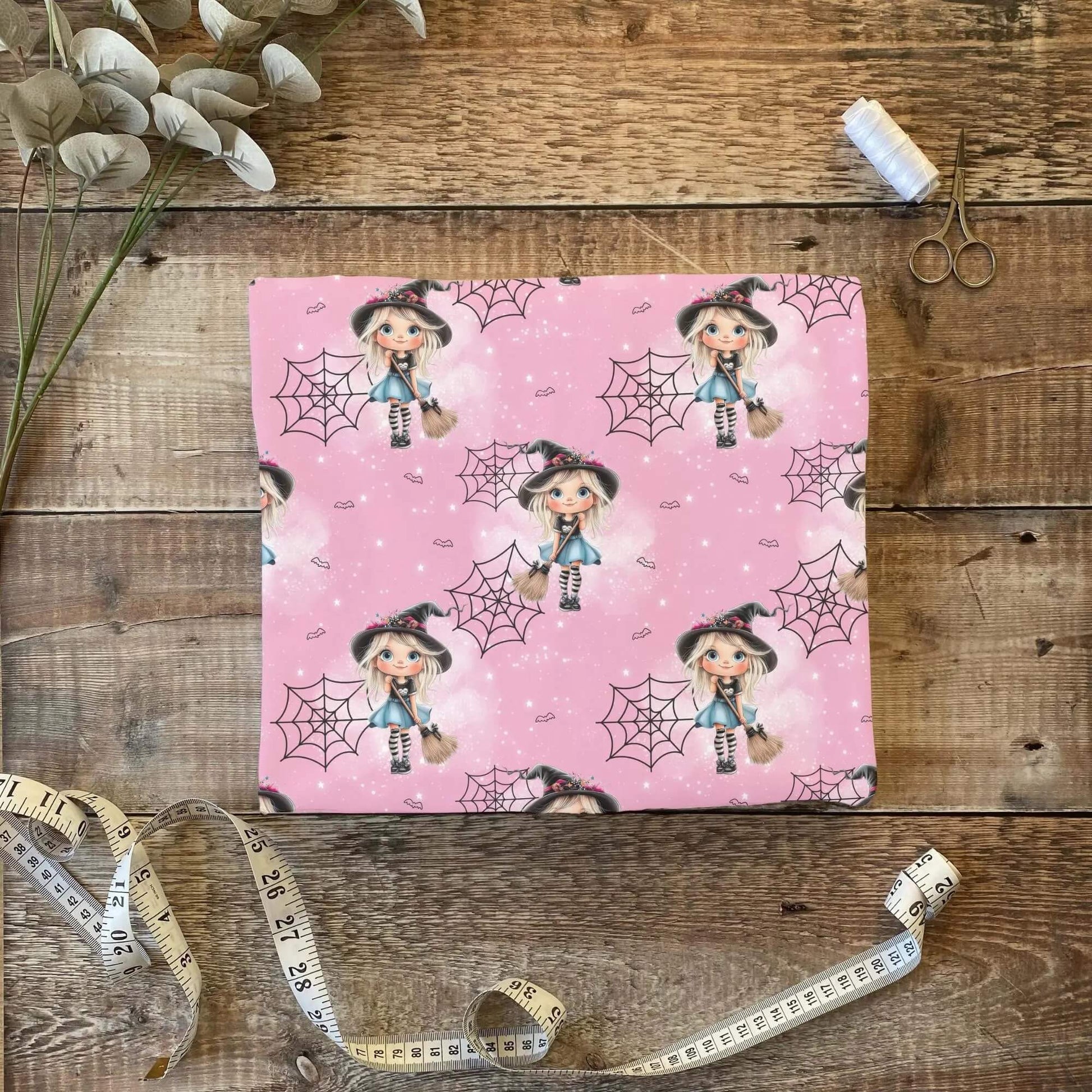 „Jersey Kinderstoff mit Hexenmotiv – OEKO-TEX zertifiziert & liebevoll illustriert“