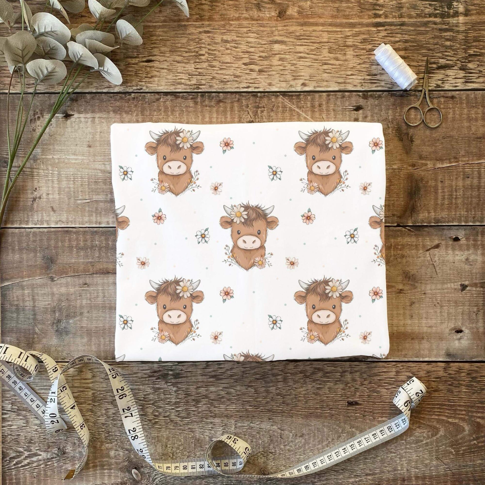 „Jersey Kinderstoff mit Highland-Rind – OEKO-TEX zertifiziert & liebevoll illustriert“