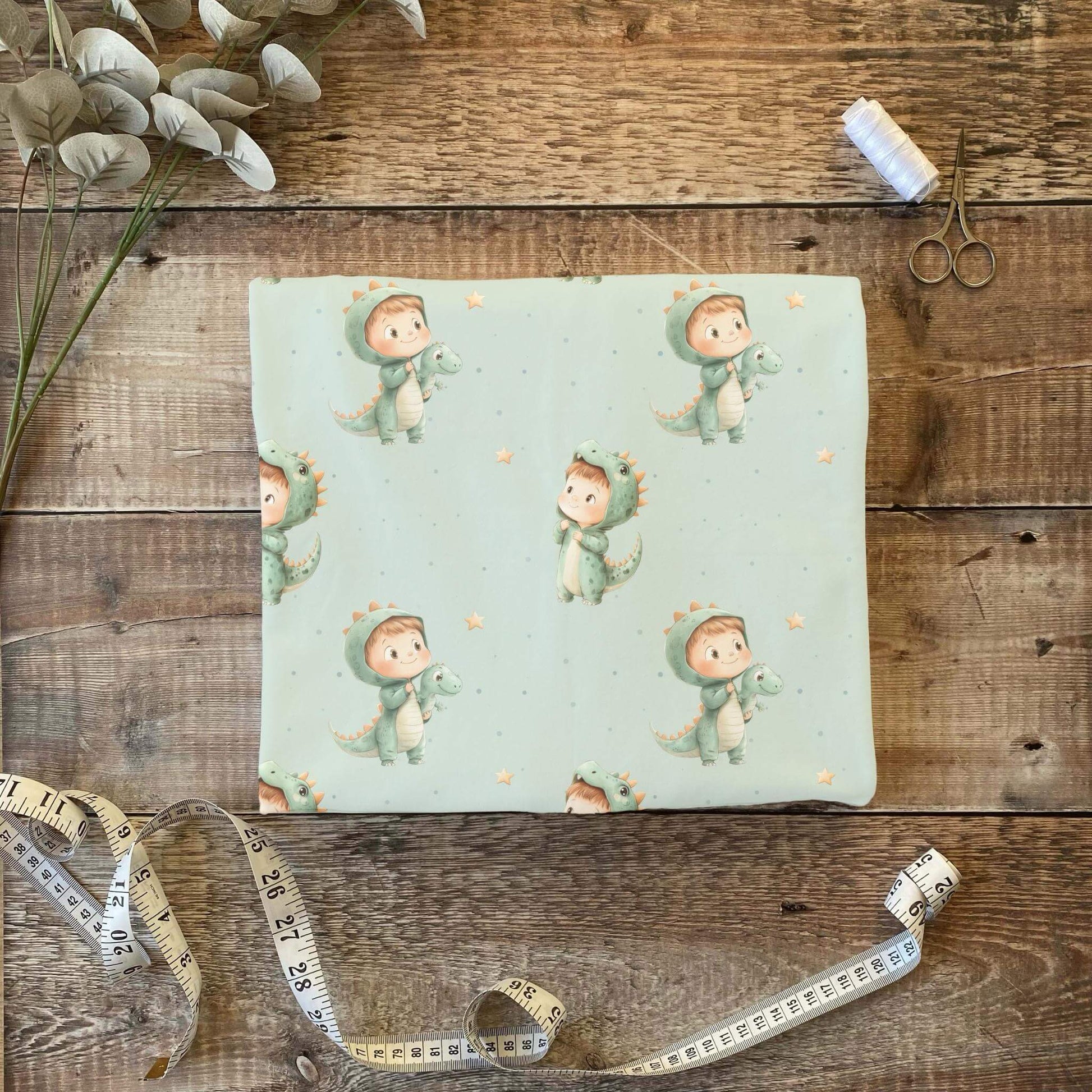 „Jersey Kinderstoff mit Dino-Kostüm – OEKO-TEX zertifiziert & liebevoll illustriert“