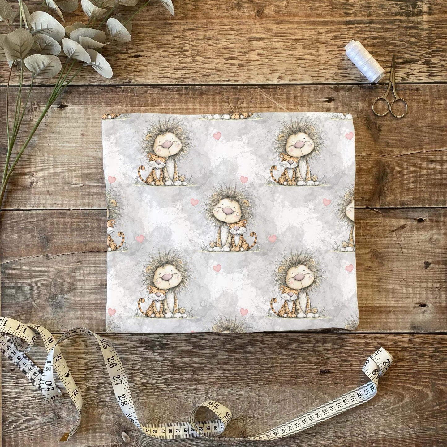 „Jersey Kinderstoff mit Löwenmotiv – OEKO-TEX zertifiziert & liebevoll illustriert“