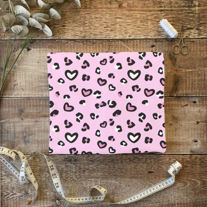 „Jersey Kinderstoff mit Leo-Herzmotiv – OEKO-TEX zertifiziert & liebevoll illustriert“