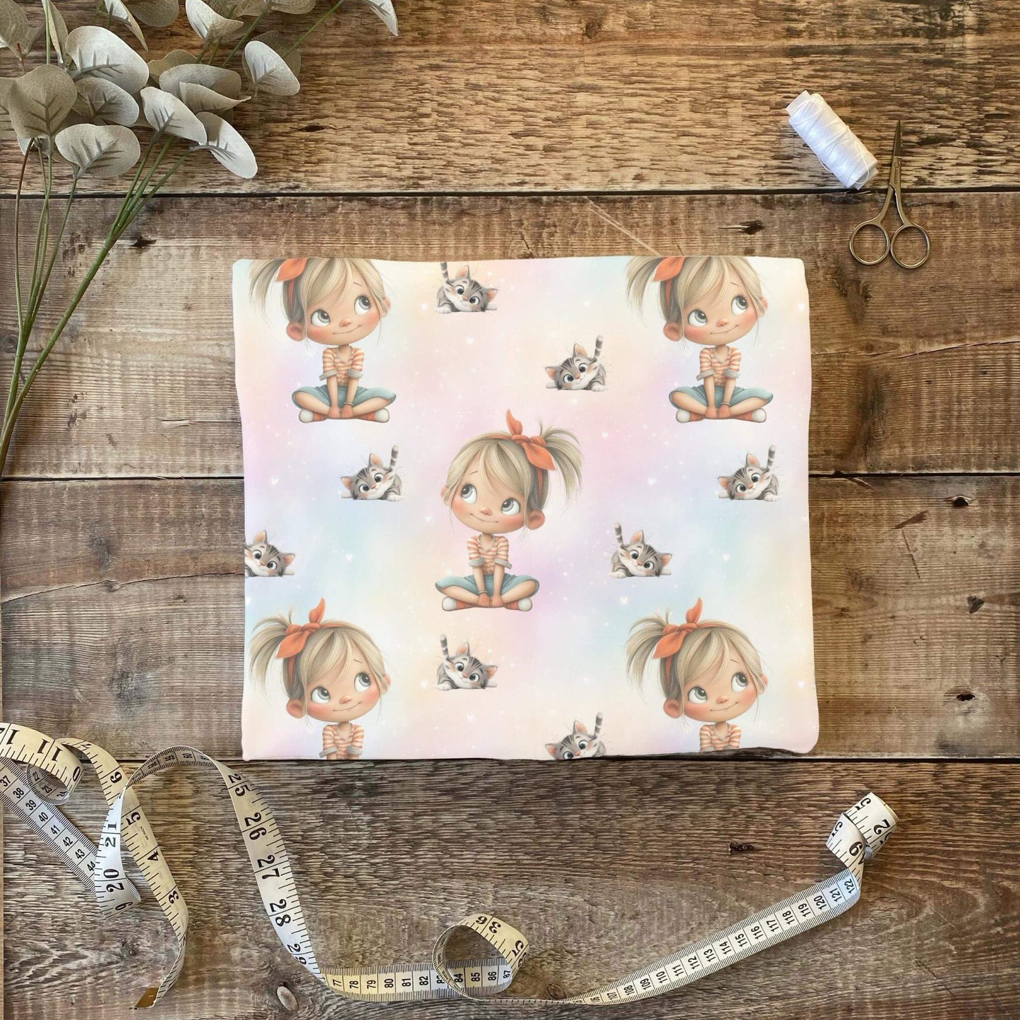 „Jersey Kinderstoff mit Freundschaftsmotiv – OEKO-TEX zertifiziert & liebevoll illustriert“