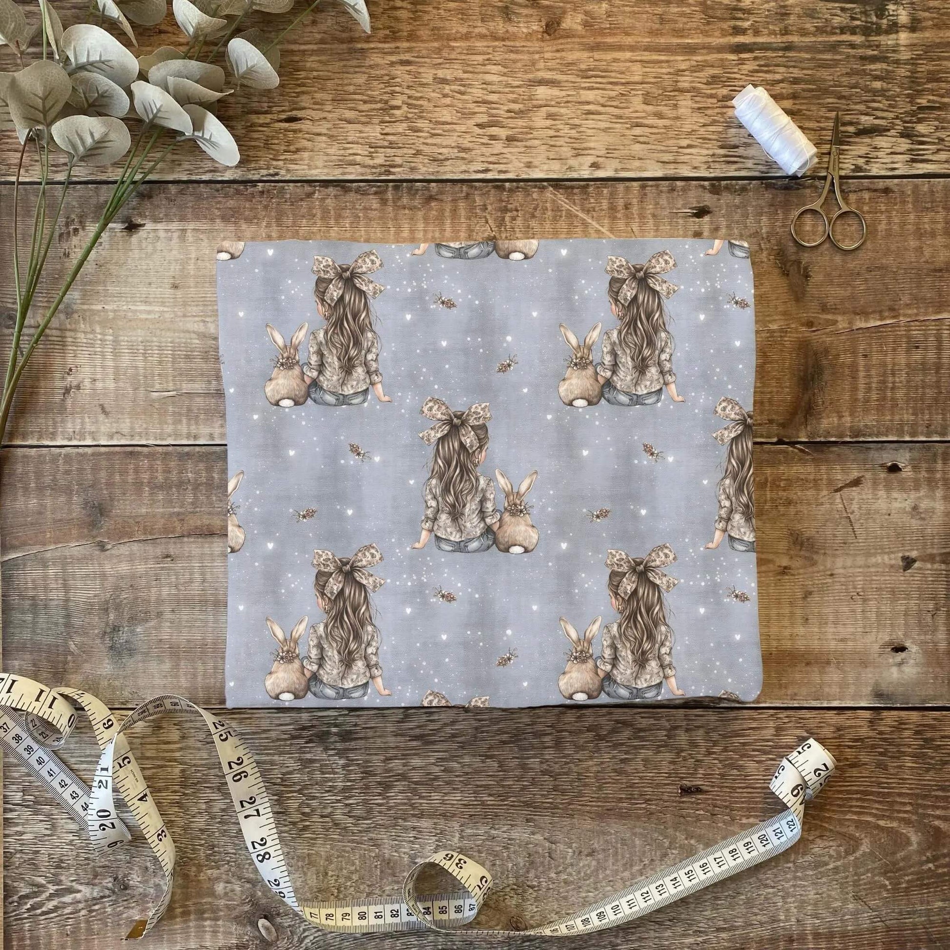 „Jersey Kinderstoff mit Maedchenmotiv – OEKO-TEX zertifiziert & liebevoll illustriert“