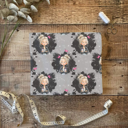 „Jersey Kinderstoff mit Queenmotiv – OEKO-TEX zertifiziert & modern illustriert“