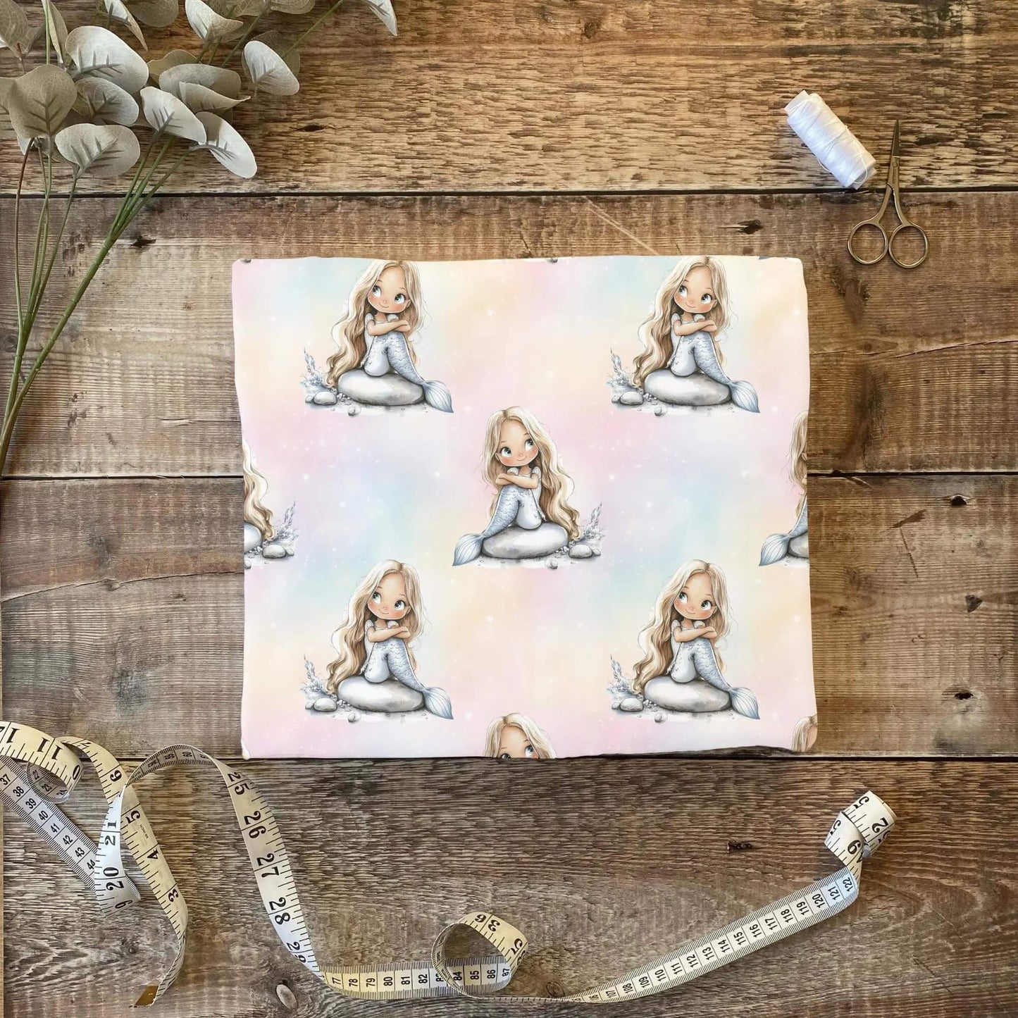 „Jersey Kinderstoff mit Meerjungfrauenmotiv – OEKO-TEX zertifiziert & liebevoll illustriert“