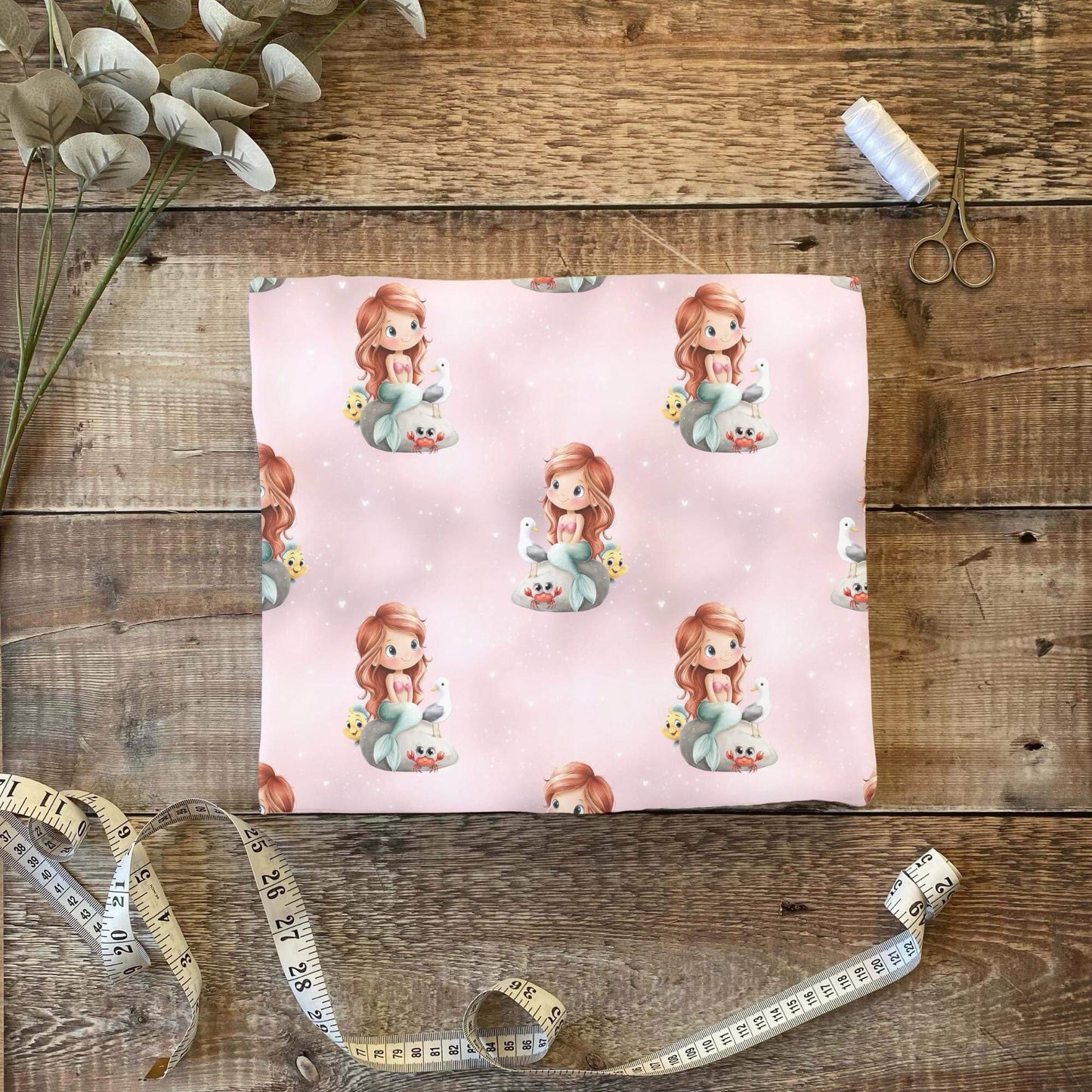 „Jersey Kinderstoff mit Meerjungfraumotiv – OEKO-TEX zertifiziert & liebevoll illustriert“