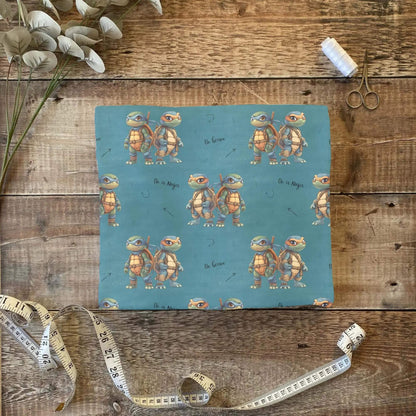 „Jersey Kinderstoff mit Schildkroetenmotiv – OEKO-TEX zertifiziert & cool illustriert“