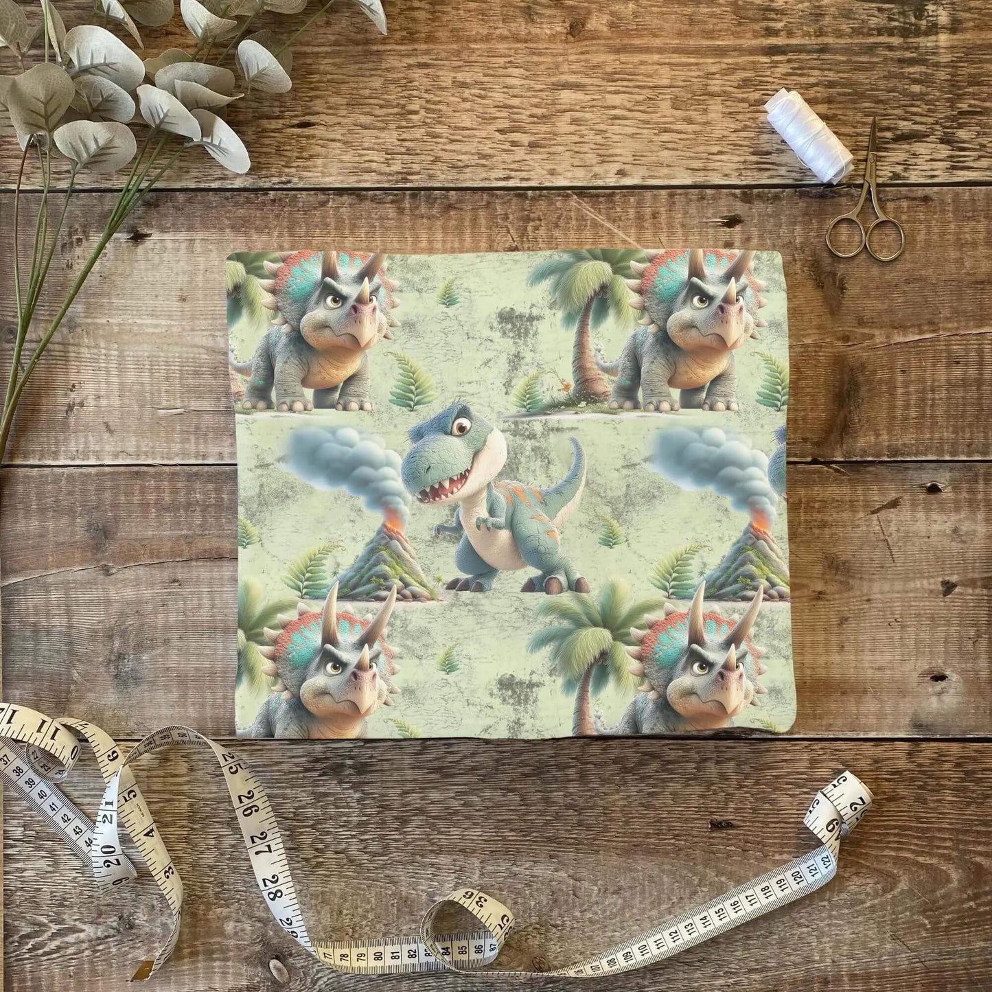 „Jersey Kinderstoff mit Dinosauriermotiv – OEKO-TEX zertifiziert & liebevoll illustriert“