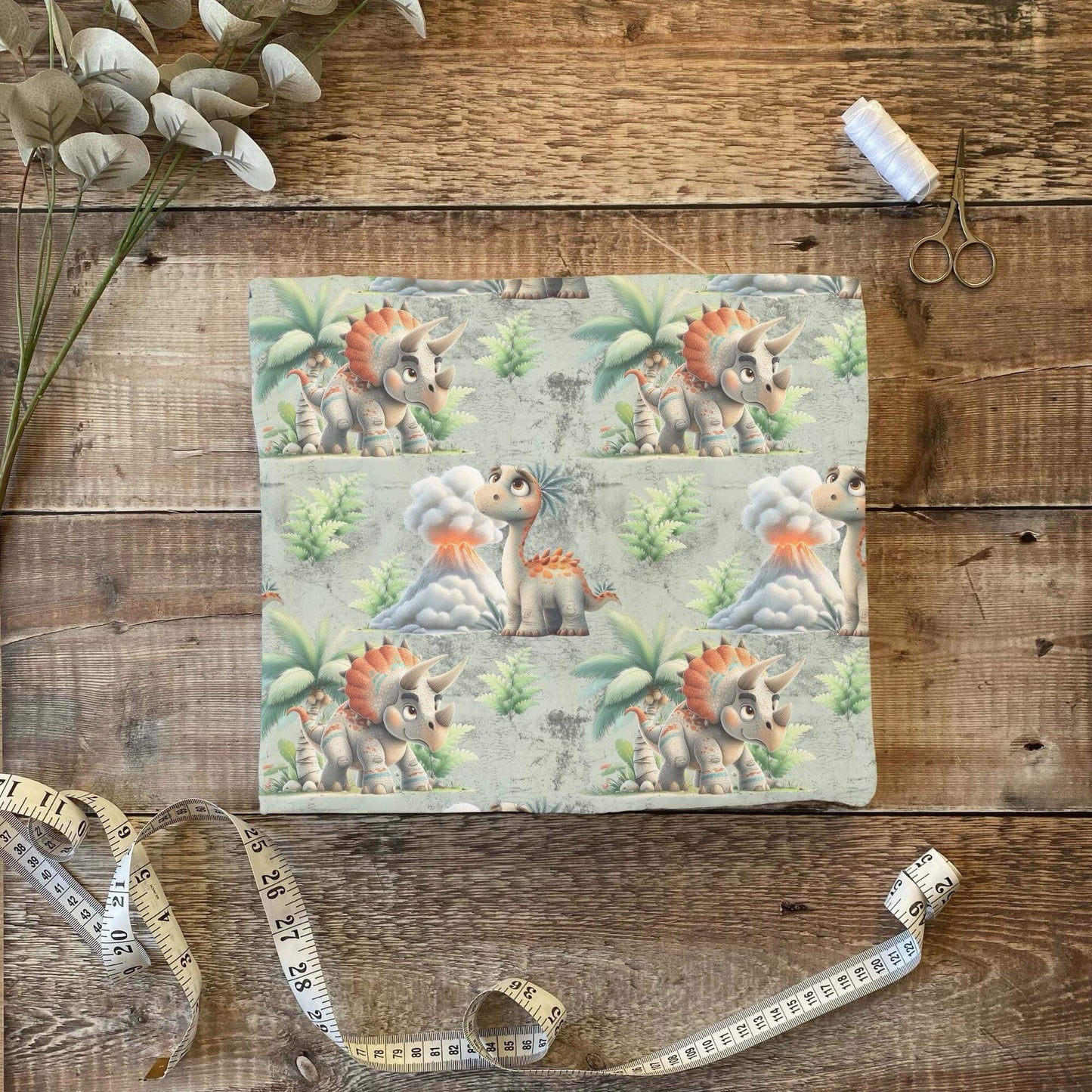 „Jersey Kinderstoff mit Dino Motiv – OEKO-TEX zertifiziert & liebevoll illustriert“