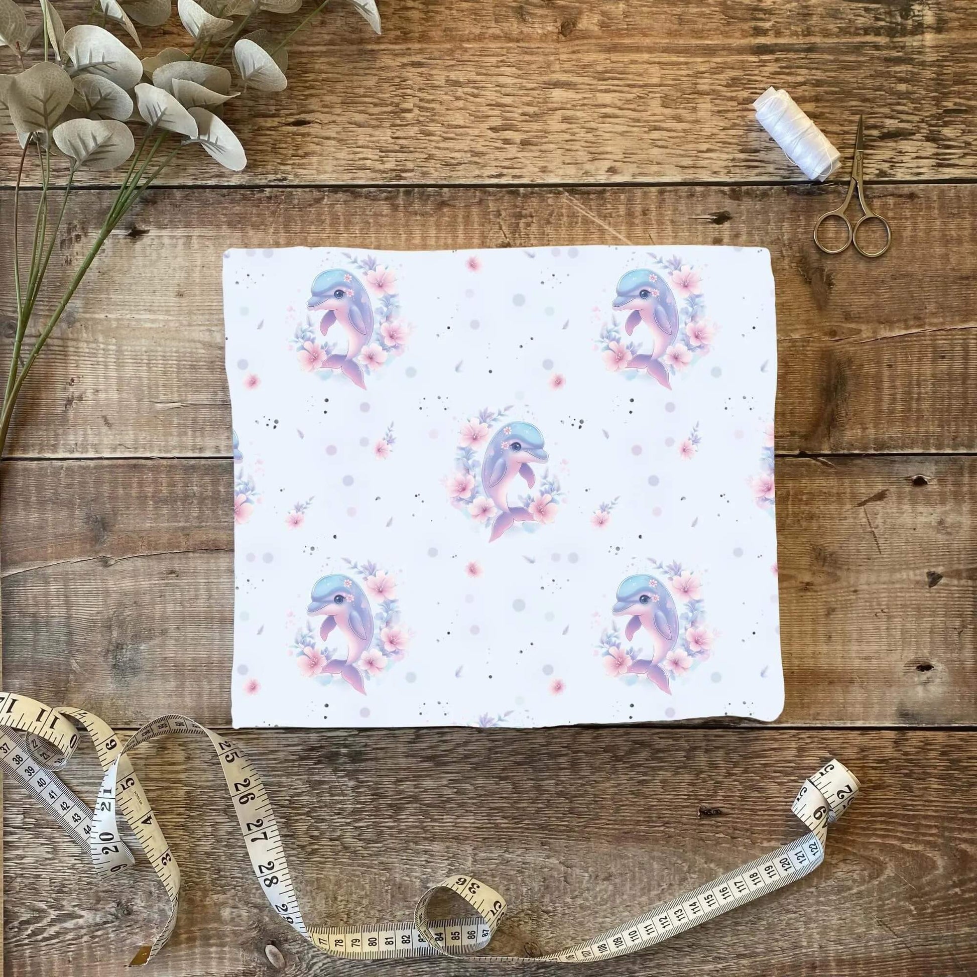 „Jersey Kinderstoff mit Delphinmotiv – OEKO-TEX zertifiziert & liebevoll illustriert“