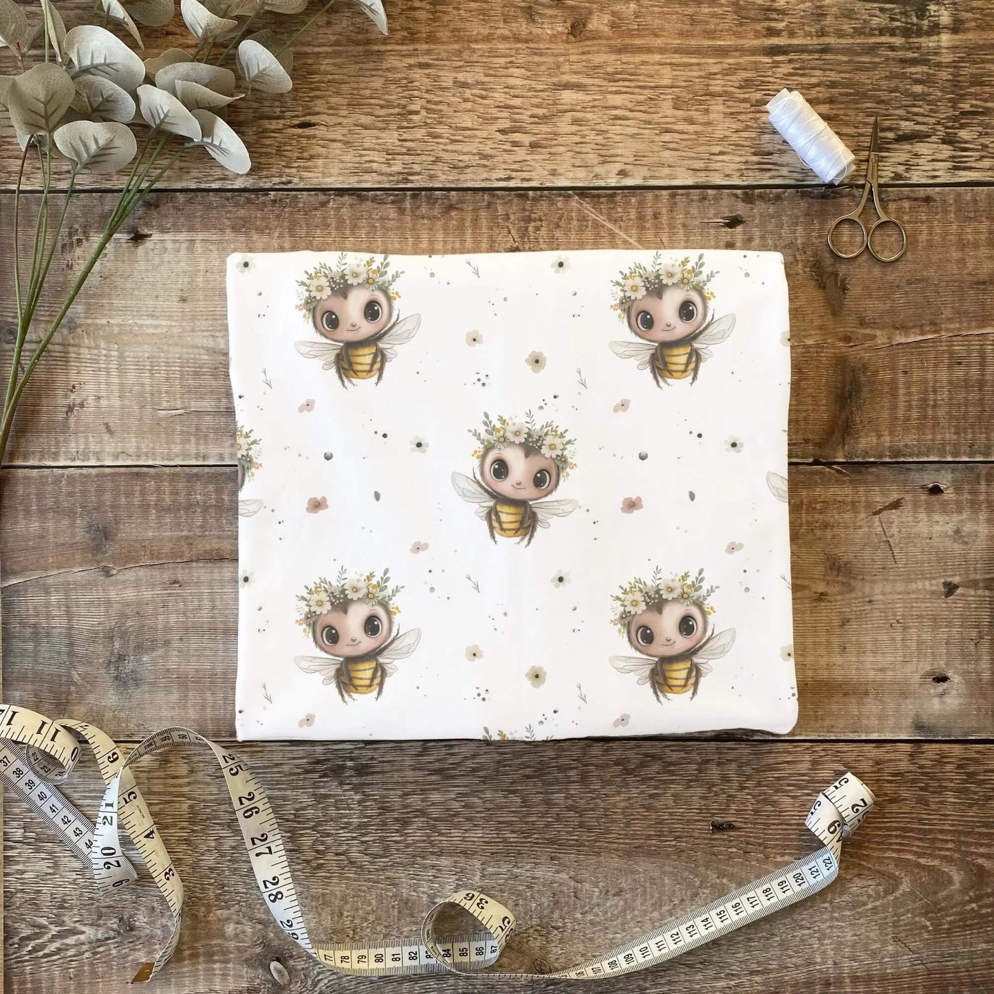 „Jersey Kinderstoff mit Bienenmotiv – OEKO-TEX zertifiziert & liebevoll illustriert“