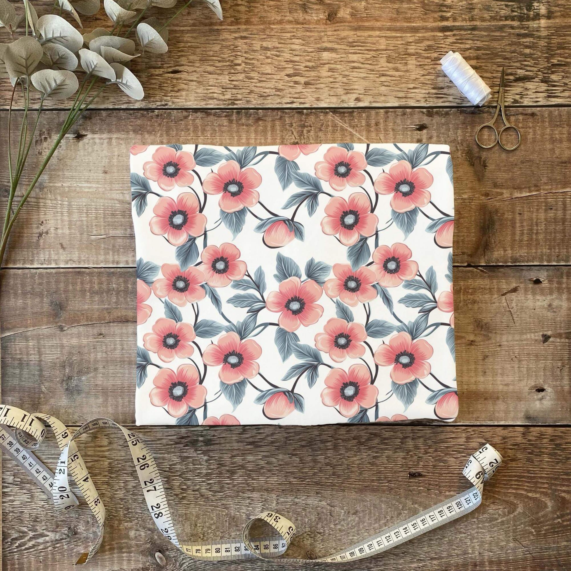 „Jersey Kinderstoff mit Mohnblumenmotiv – OEKO-TEX zertifiziert & liebevoll illustriert“