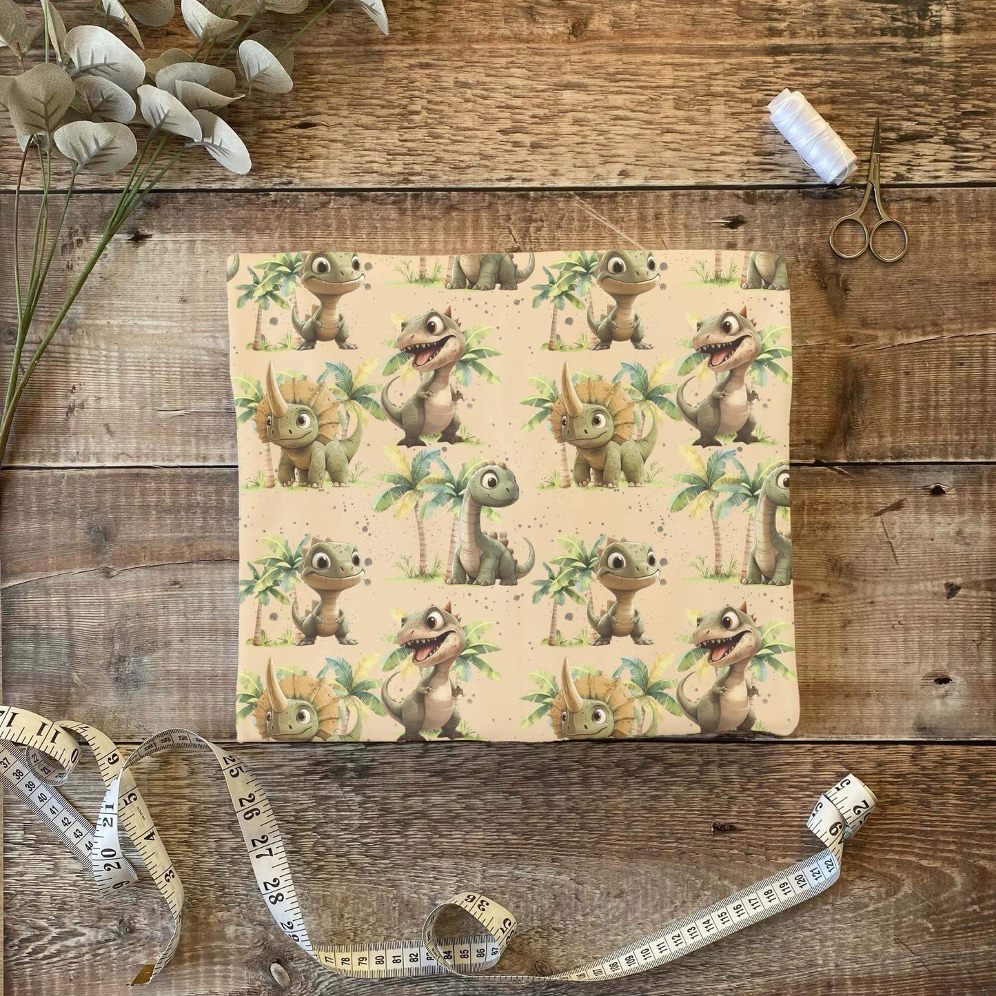 „Jersey Kinderstoff mit Dino-Design – OEKO-TEX zertifiziert & liebevoll illustriert“