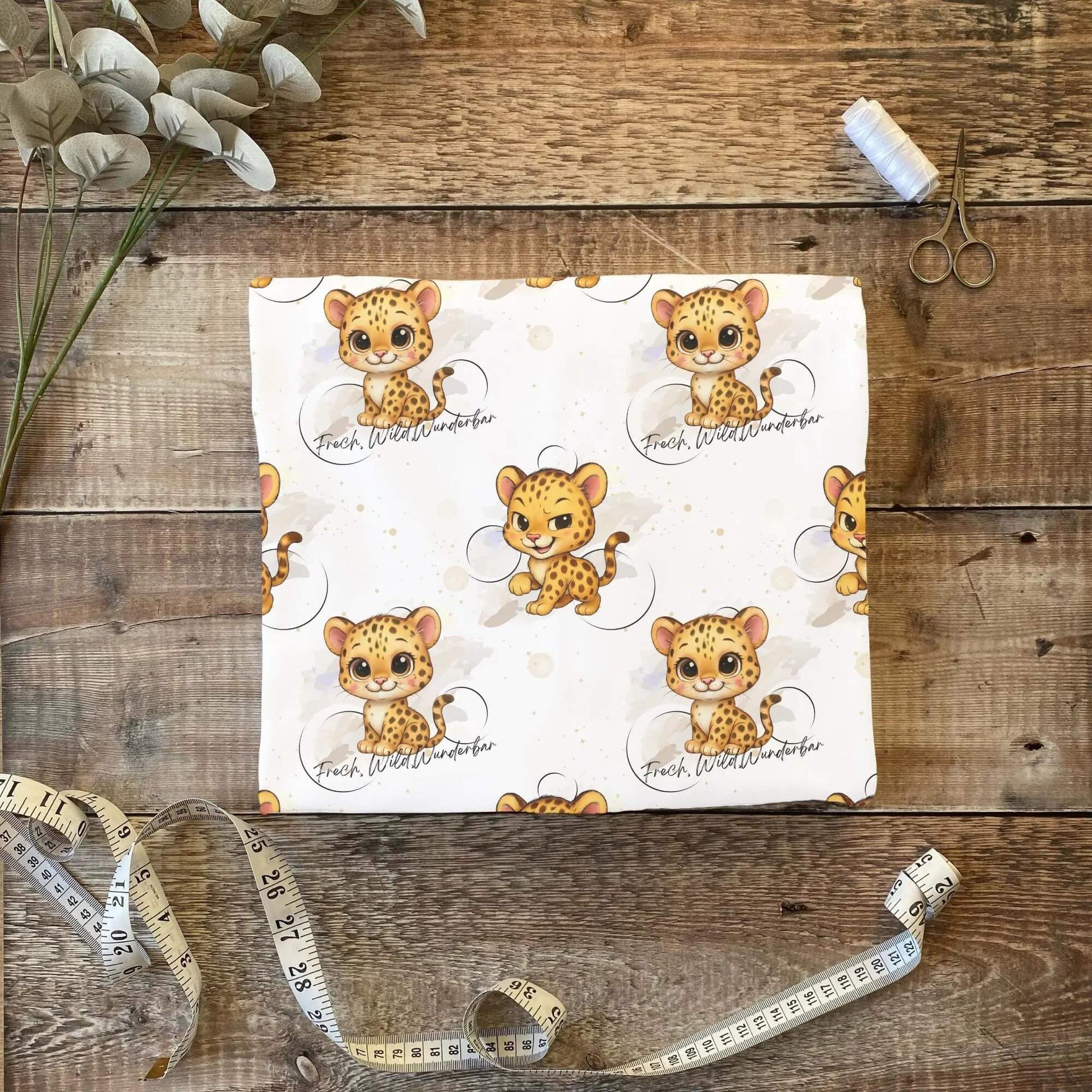 „Jersey Kinderstoff mit Leopardmotiv – OEKO-TEX zertifiziert & liebevoll illustriert“